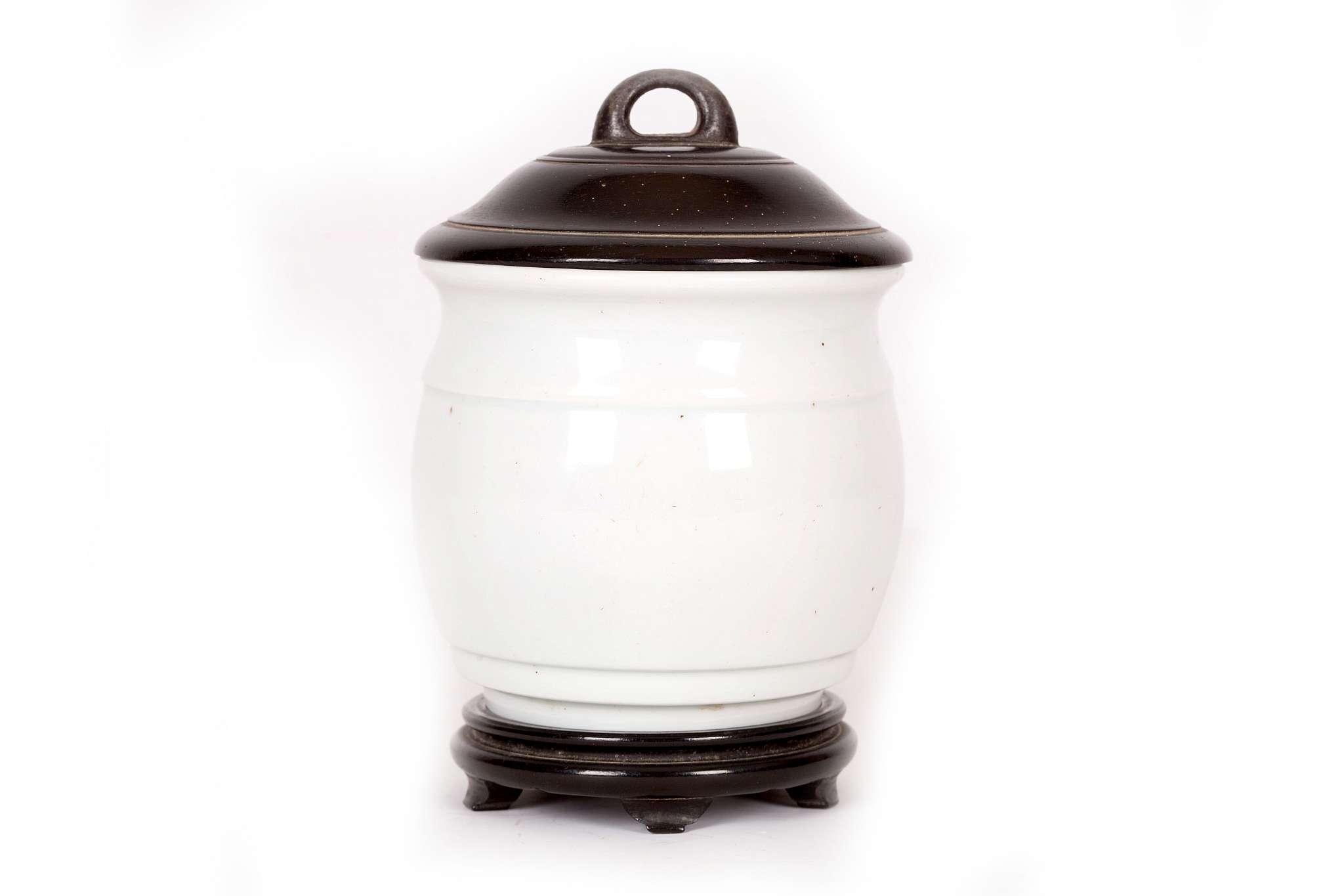 A CHINESE MONOCHROME WHITE BARREL-FORM JAR WITH ZITAN COVER.
Qing Dynasty, Qianlong mark and