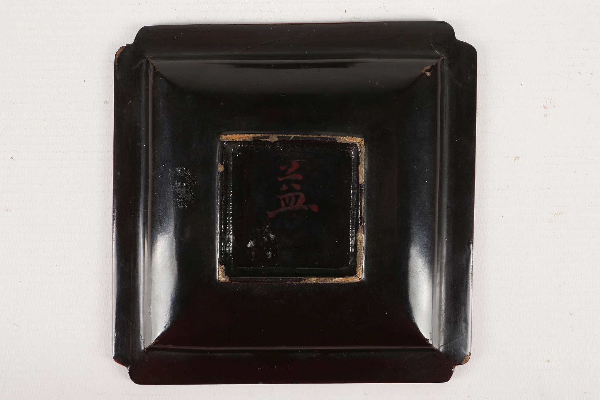A ‘JIANG QIANLI’ MOTHER-OF-PEARL INLAID BLACK LACQUER RECTANGULAR TRAY AND STAND.
Late 17th Century, - Image 7 of 11