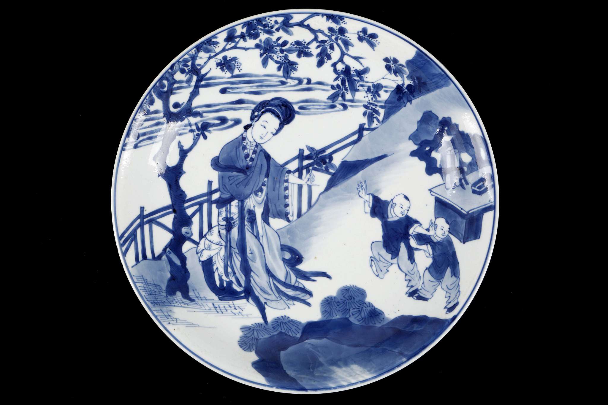 A CHINESE BLUE AND WHITE DISH.Decorated in the Ka