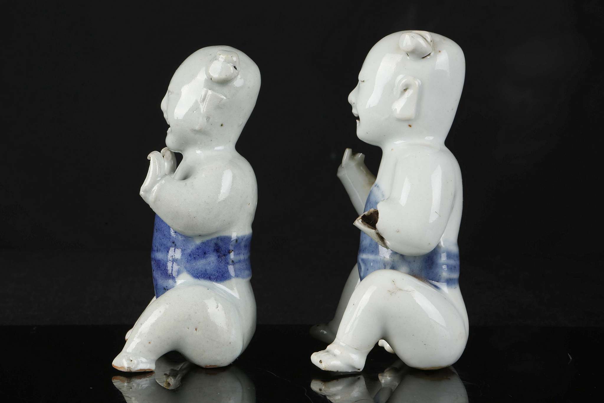 A PAIR OF CHINESE PORCELAIN MODELS OF SEATED BOYS. - Image 4 of 6