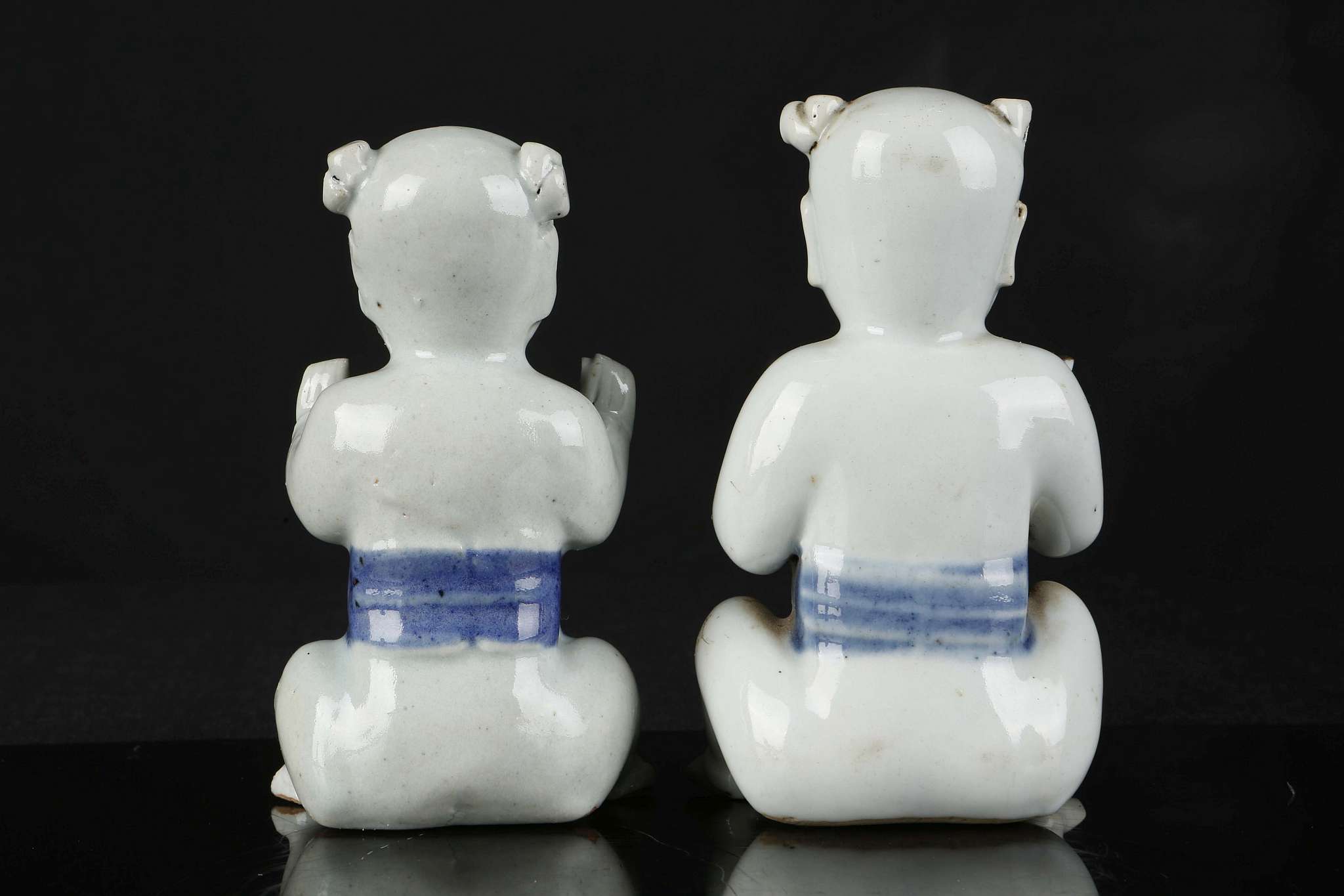 A PAIR OF CHINESE PORCELAIN MODELS OF SEATED BOYS. - Image 3 of 6