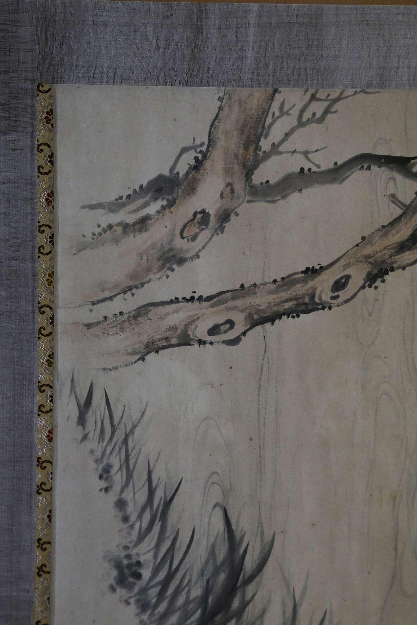 A CHINESE PAINTING OF A BEAUTY ON A BOAT.
19th / 20th Century.
Scroll mounted, 102 x 33cm.

19/ - Image 4 of 6