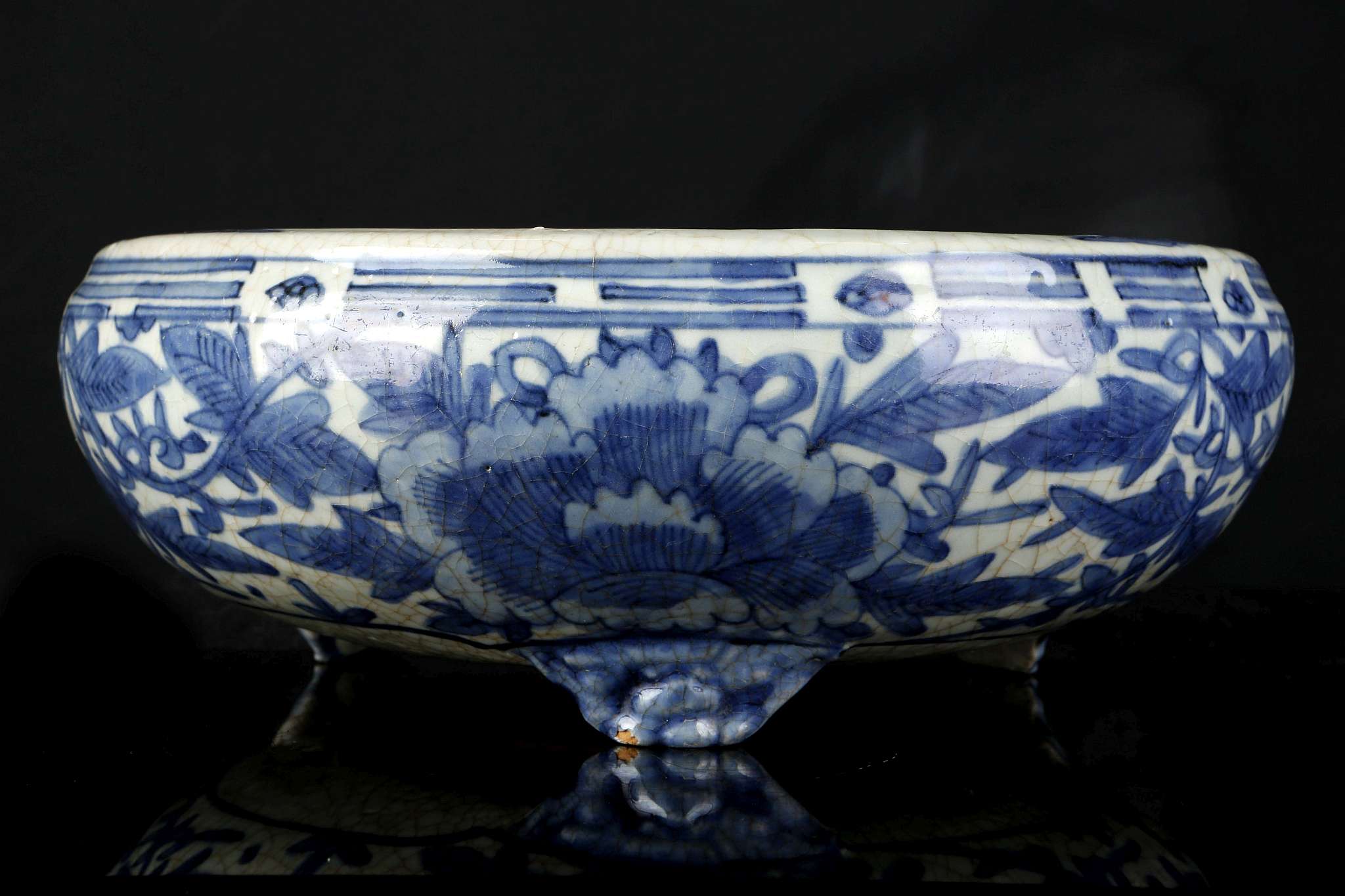 A CHINESE BLUE AND WHITE TRIPOD CENSER.