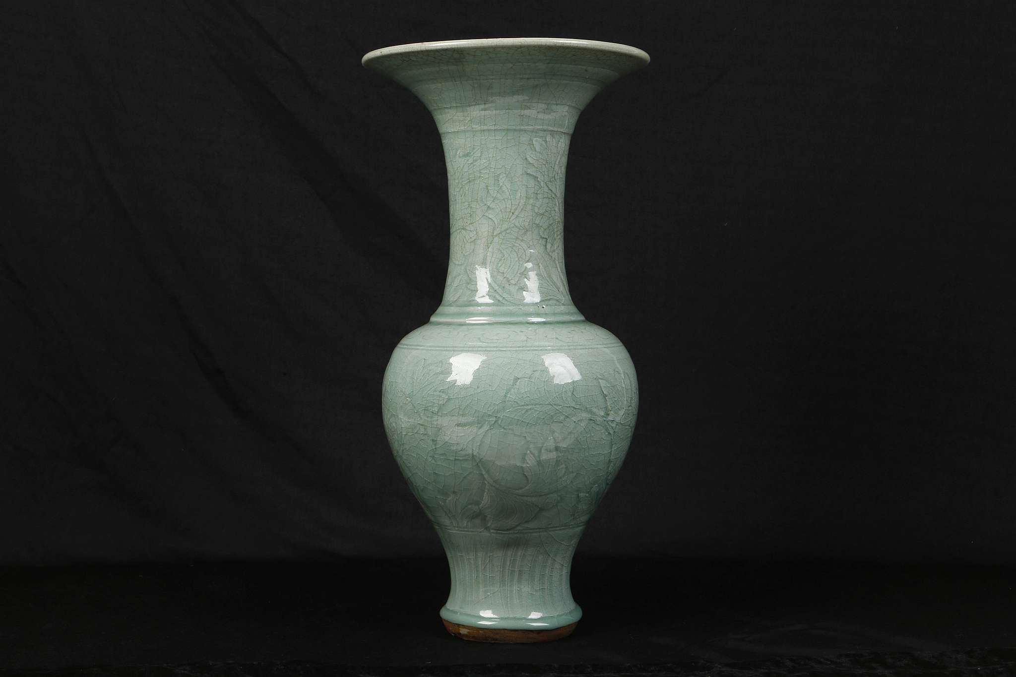 A CHINESE LONGQUAN CELADON YENYEN VASE. Ming Dynas - Image 2 of 6