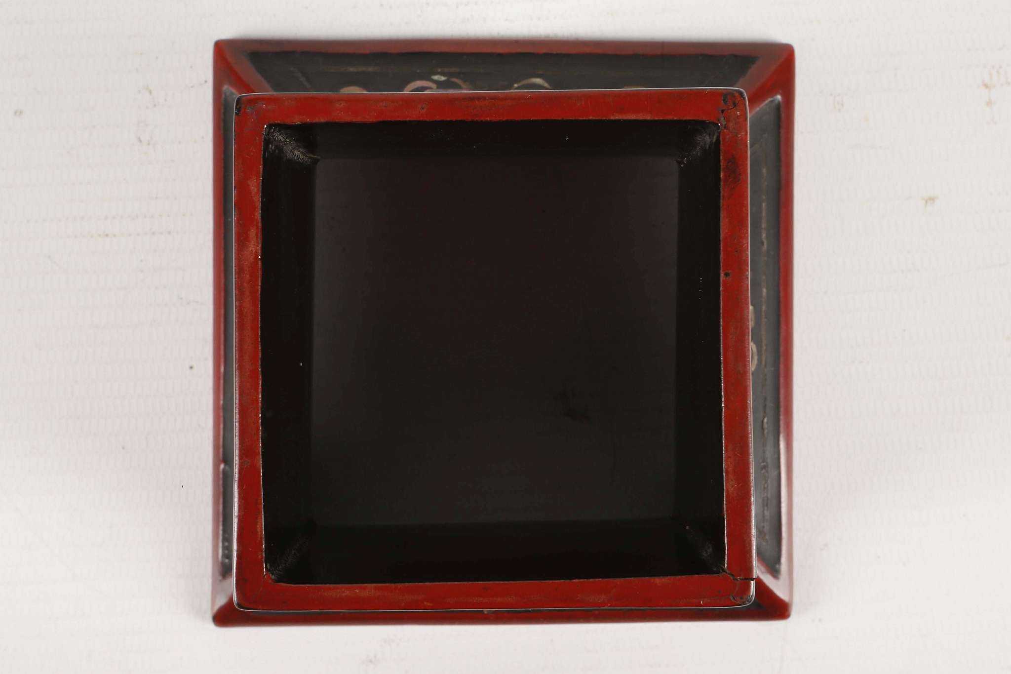 A ‘JIANG QIANLI’ MOTHER-OF-PEARL INLAID BLACK LACQUER RECTANGULAR TRAY AND STAND.
Late 17th Century, - Image 8 of 11