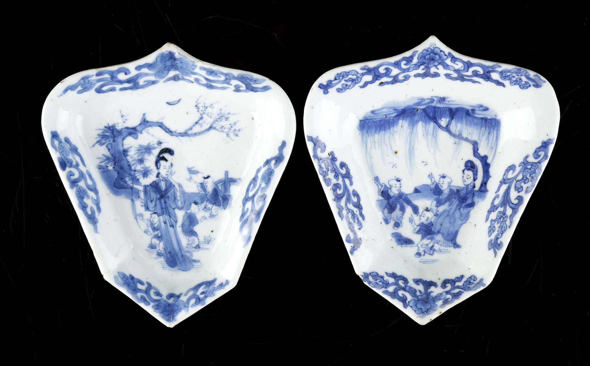 A PAIR OF BLUE AND WHITE ‘LADY AND CHILDREN’ LEAF-