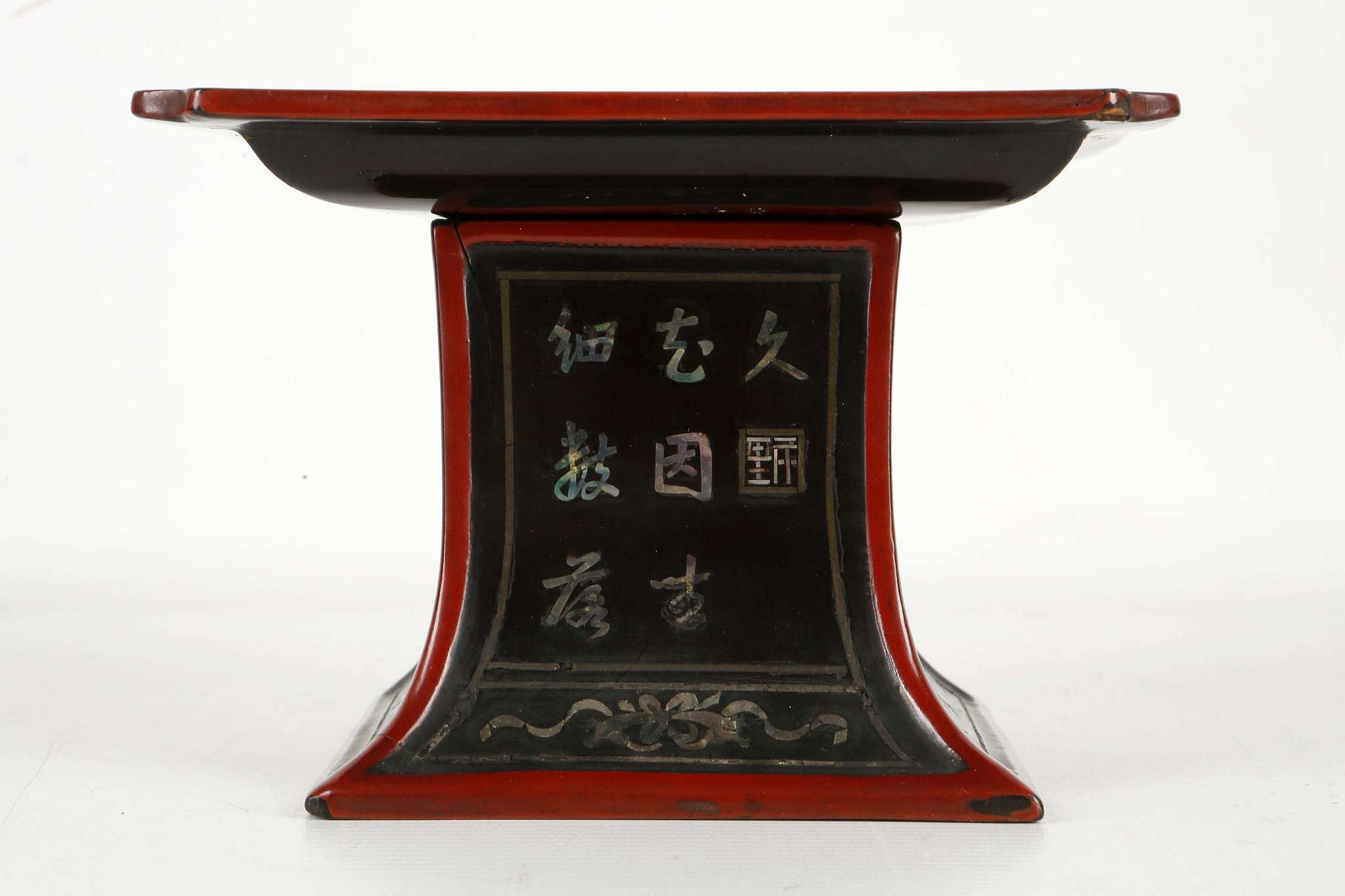 A ‘JIANG QIANLI’ MOTHER-OF-PEARL INLAID BLACK LACQUER RECTANGULAR TRAY AND STAND.
Late 17th Century, - Image 4 of 11