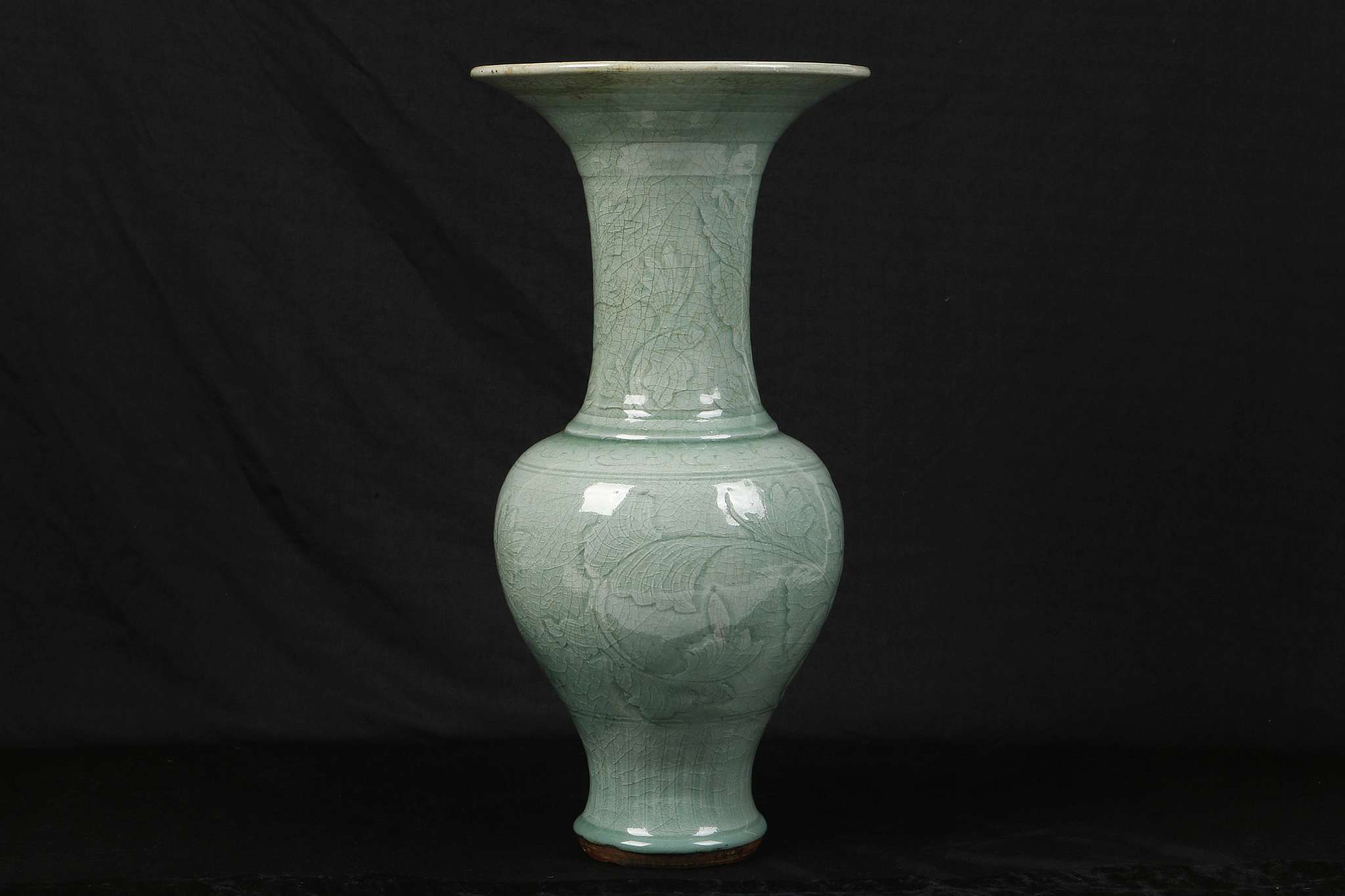 A CHINESE LONGQUAN CELADON YENYEN VASE. Ming Dynas - Image 4 of 6