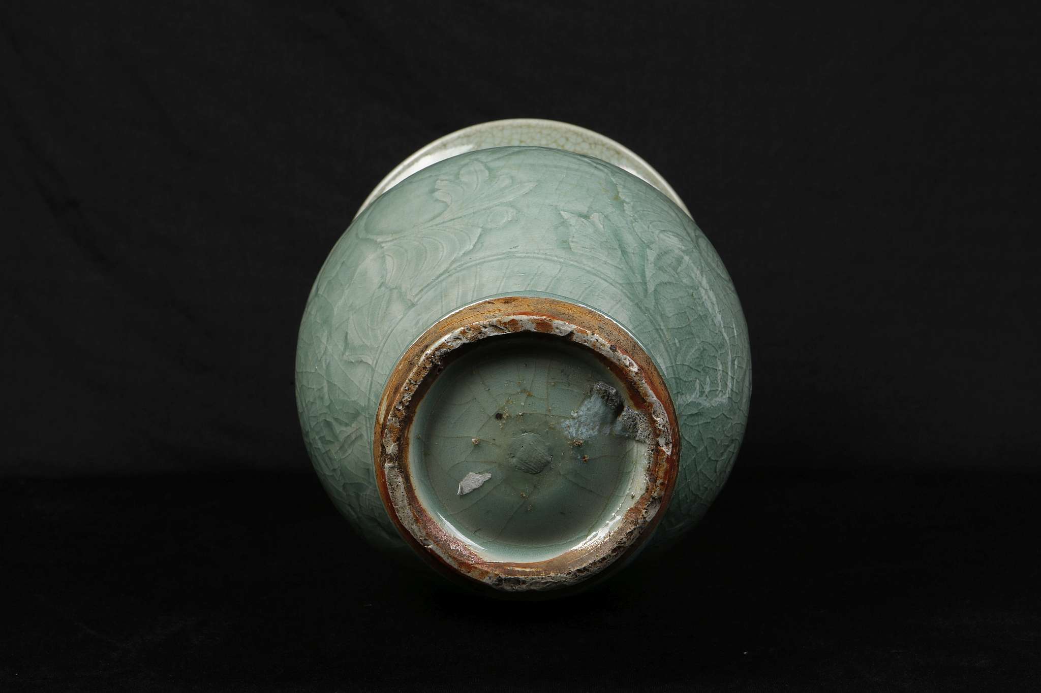 A CHINESE LONGQUAN CELADON YENYEN VASE. Ming Dynas - Image 6 of 6