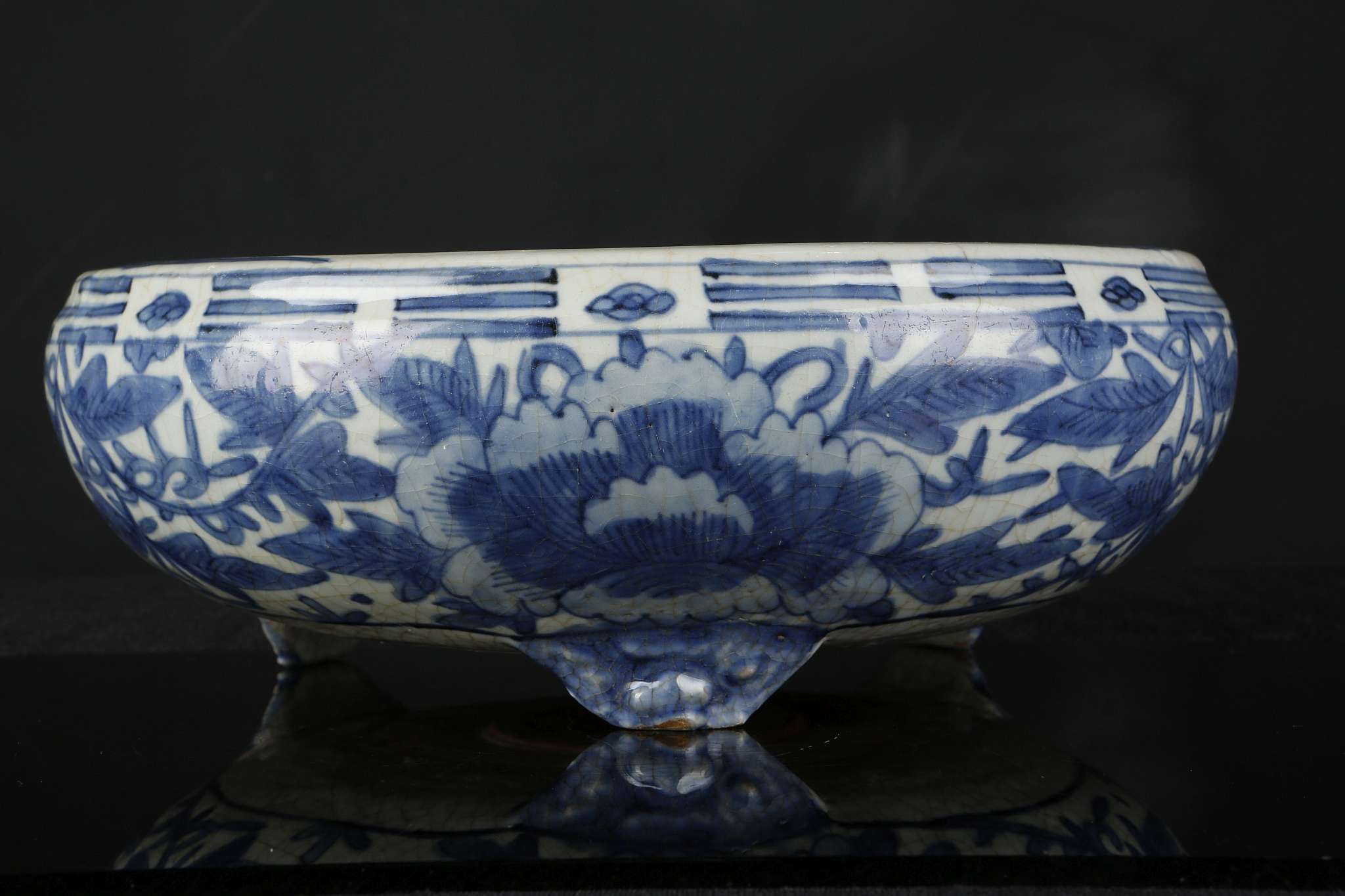 A CHINESE BLUE AND WHITE TRIPOD CENSER. - Image 4 of 7