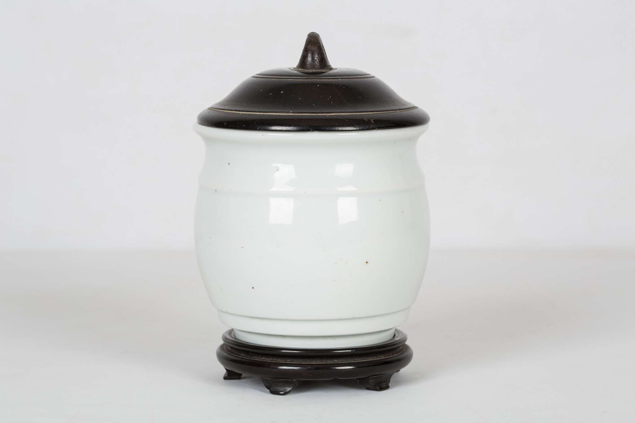 A CHINESE MONOCHROME WHITE BARREL-FORM JAR WITH ZITAN COVER.
Qing Dynasty, Qianlong mark and - Image 4 of 8