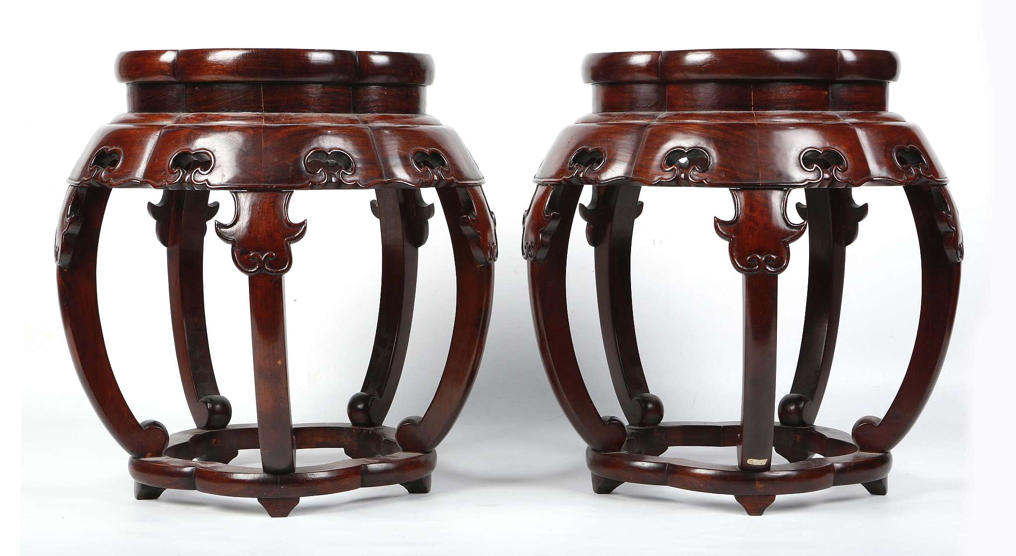 A PAIR OF CHINESE ROSEWOOD BARREL-FORM DRUM STOOLS, ZUODUN.
20th Century.
The solid top panel of