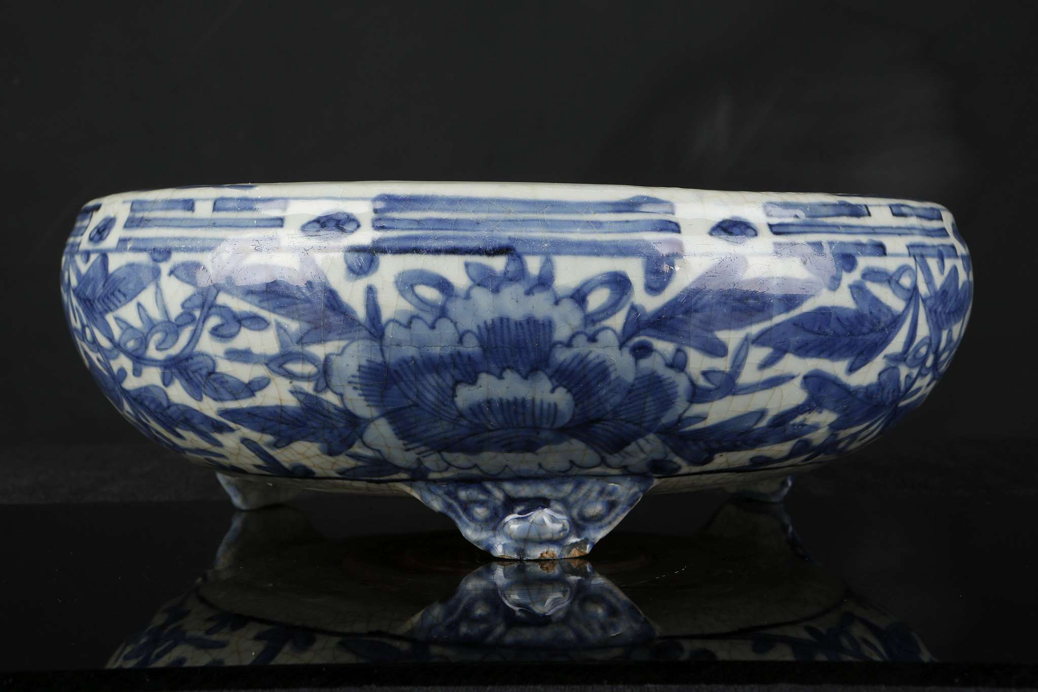 A CHINESE BLUE AND WHITE TRIPOD CENSER. - Image 3 of 7