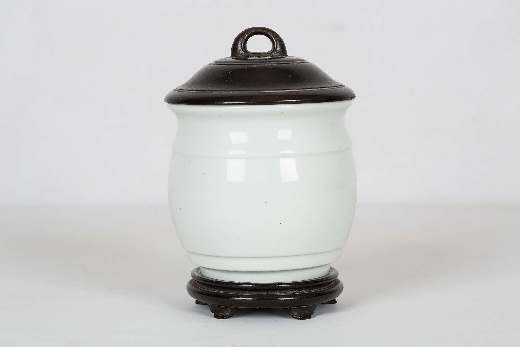 A CHINESE MONOCHROME WHITE BARREL-FORM JAR WITH ZITAN COVER.
Qing Dynasty, Qianlong mark and - Image 3 of 8