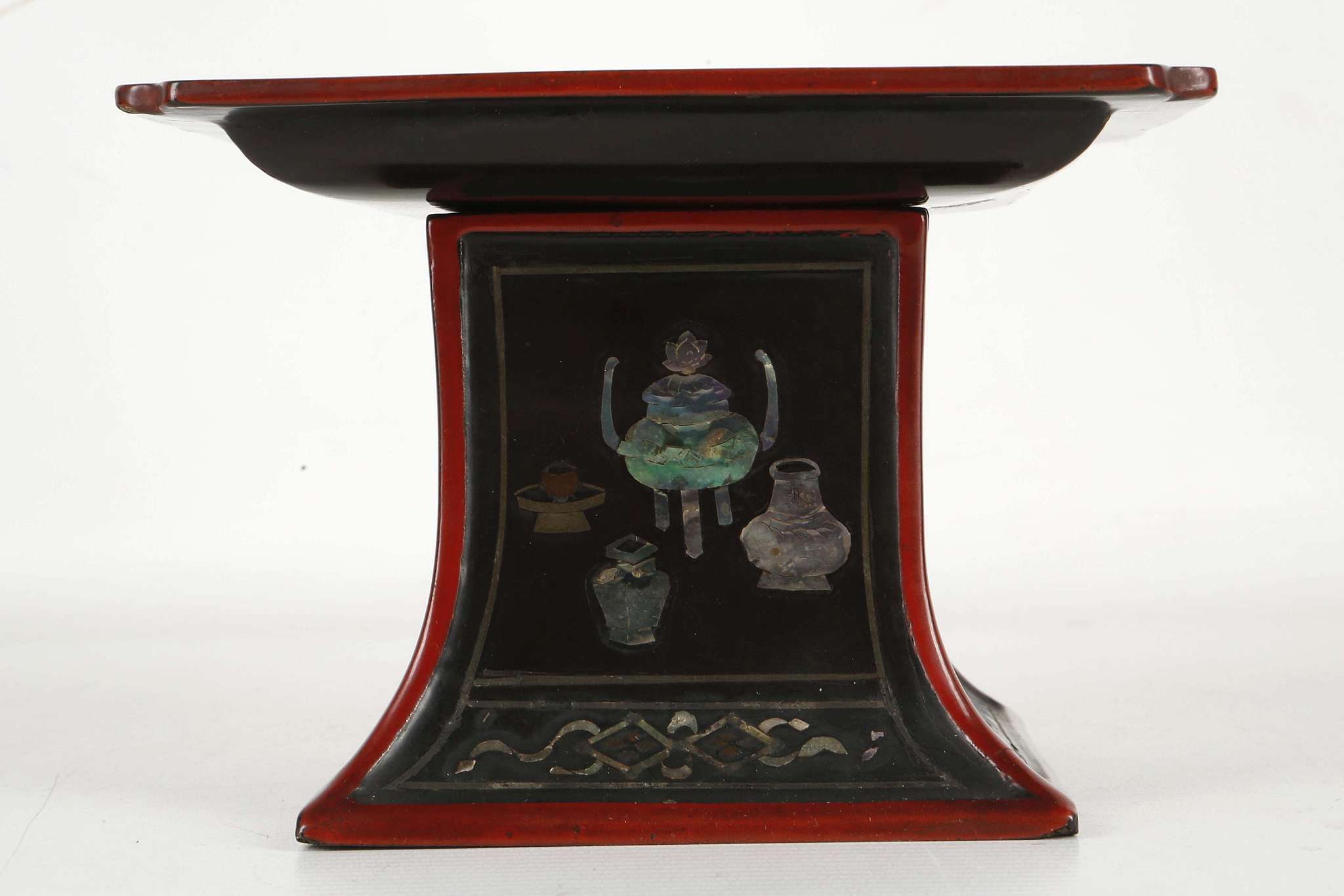 A ‘JIANG QIANLI’ MOTHER-OF-PEARL INLAID BLACK LACQUER RECTANGULAR TRAY AND STAND.
Late 17th Century, - Image 5 of 11