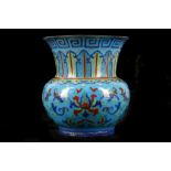 A CHINESE CANTON ENAMEL SPITOON, ZHADOU.
Qing Dynasty, 18th Century.
Decorated in simulation of