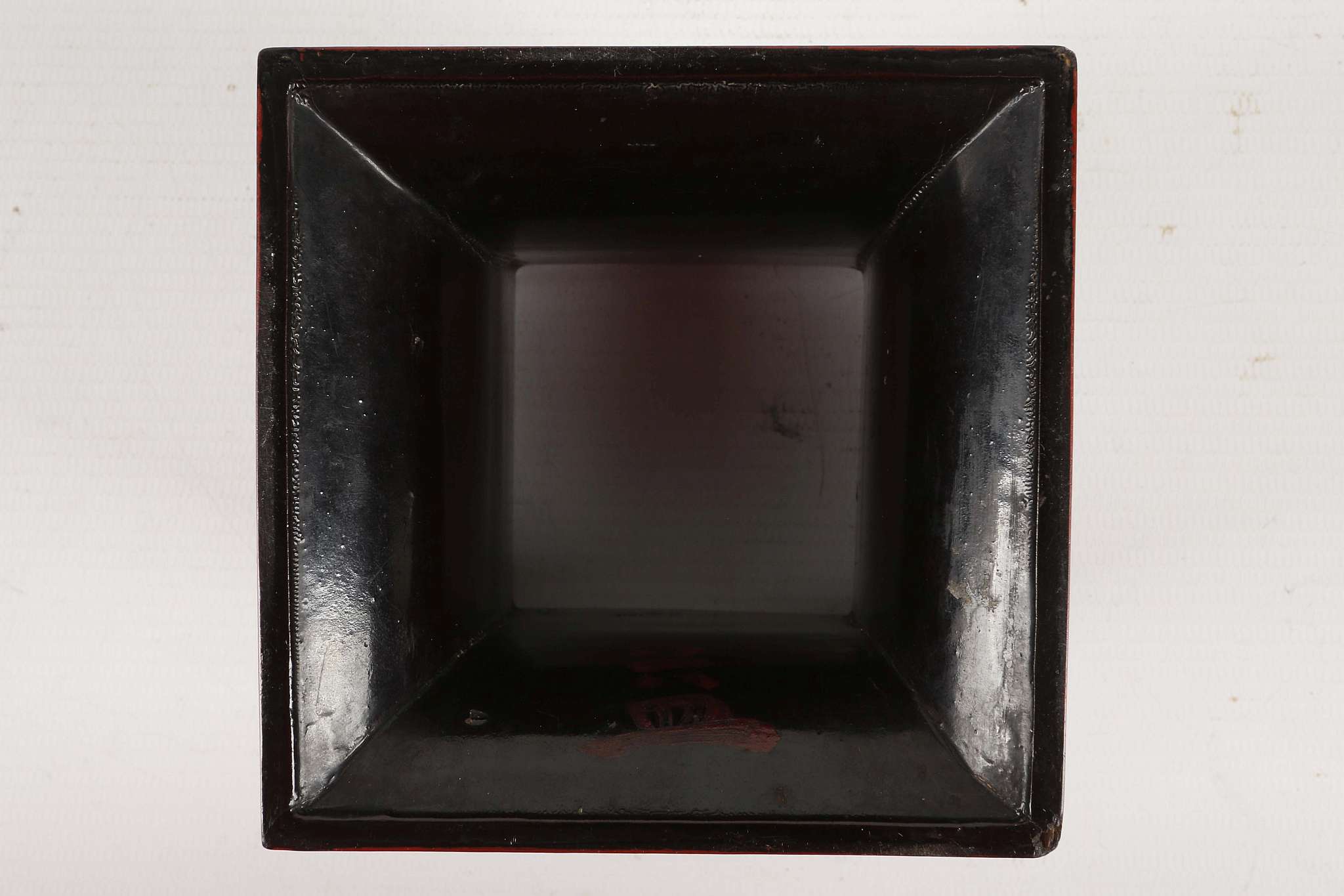 A ‘JIANG QIANLI’ MOTHER-OF-PEARL INLAID BLACK LACQUER RECTANGULAR TRAY AND STAND.
Late 17th Century, - Image 9 of 11