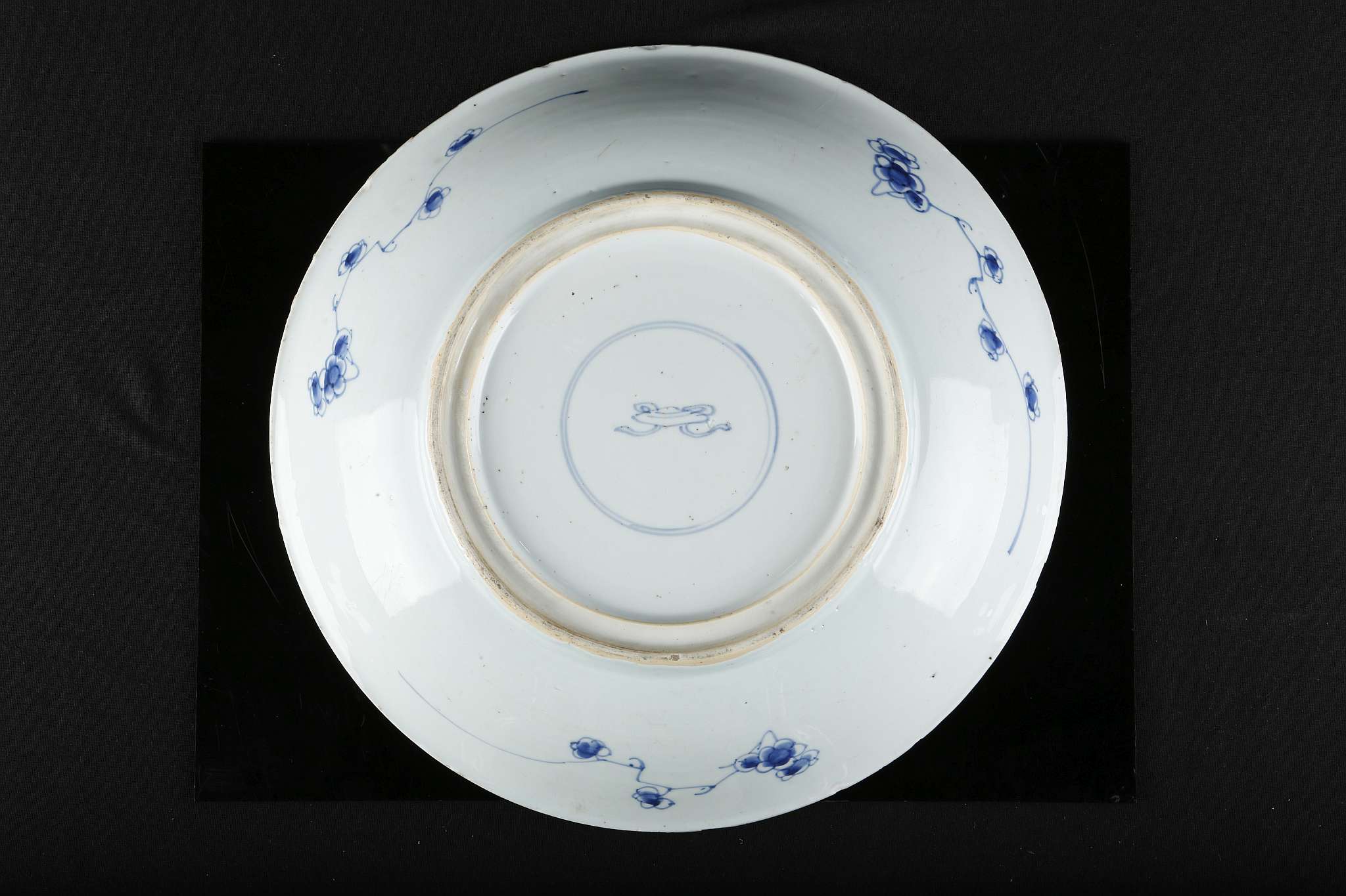 A CHINESE BLUE AND WHITE CRACKED ICE DISH.Qing Dy - Image 2 of 4