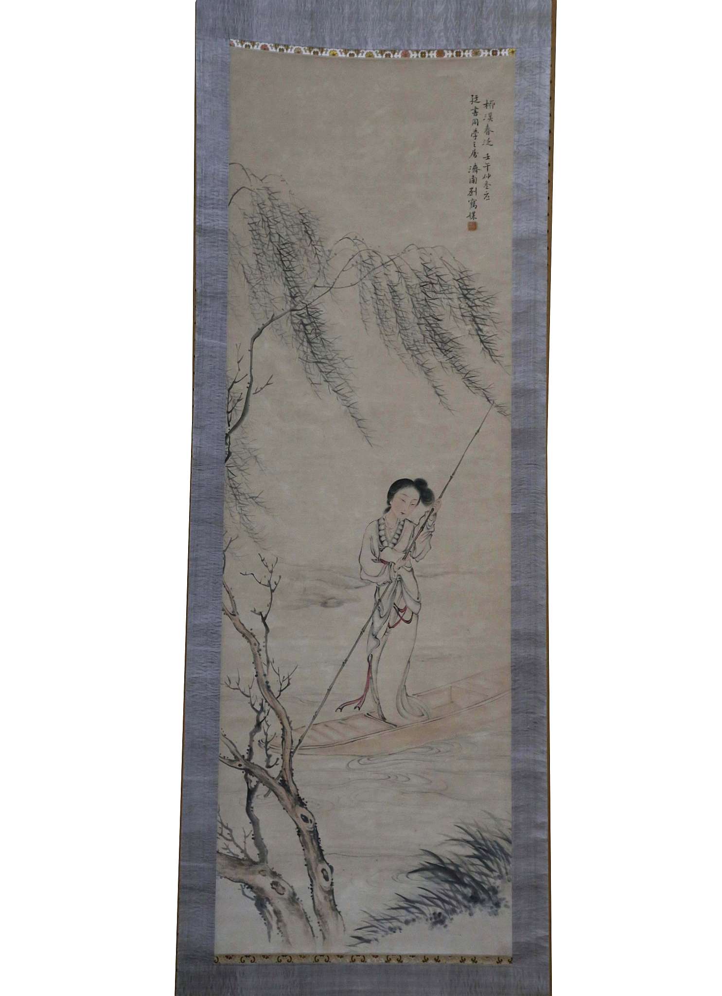 A CHINESE PAINTING OF A BEAUTY ON A BOAT.
19th / 20th Century.
Scroll mounted, 102 x 33cm.

19/ - Image 2 of 6