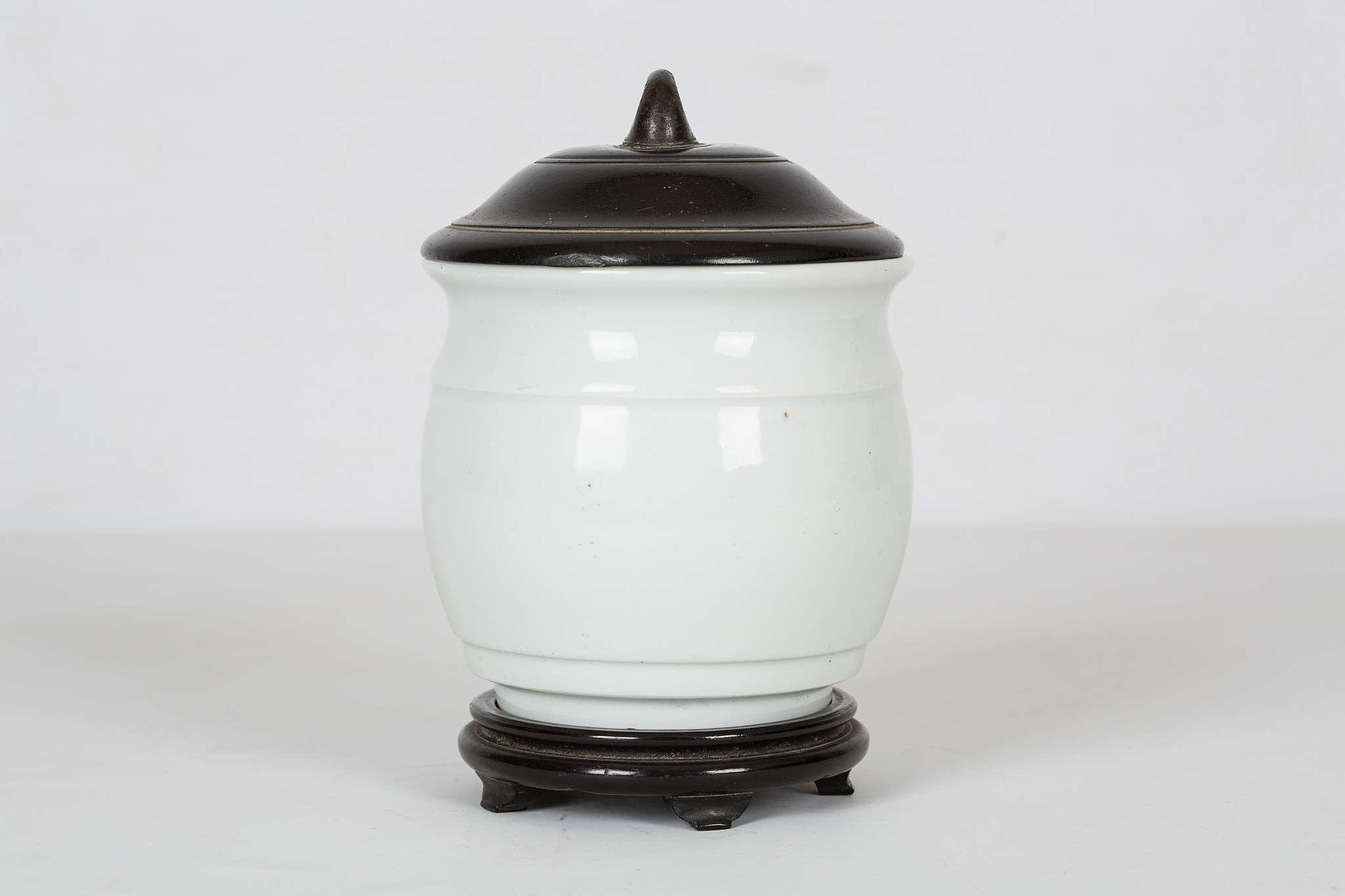 A CHINESE MONOCHROME WHITE BARREL-FORM JAR WITH ZITAN COVER.
Qing Dynasty, Qianlong mark and - Image 2 of 8