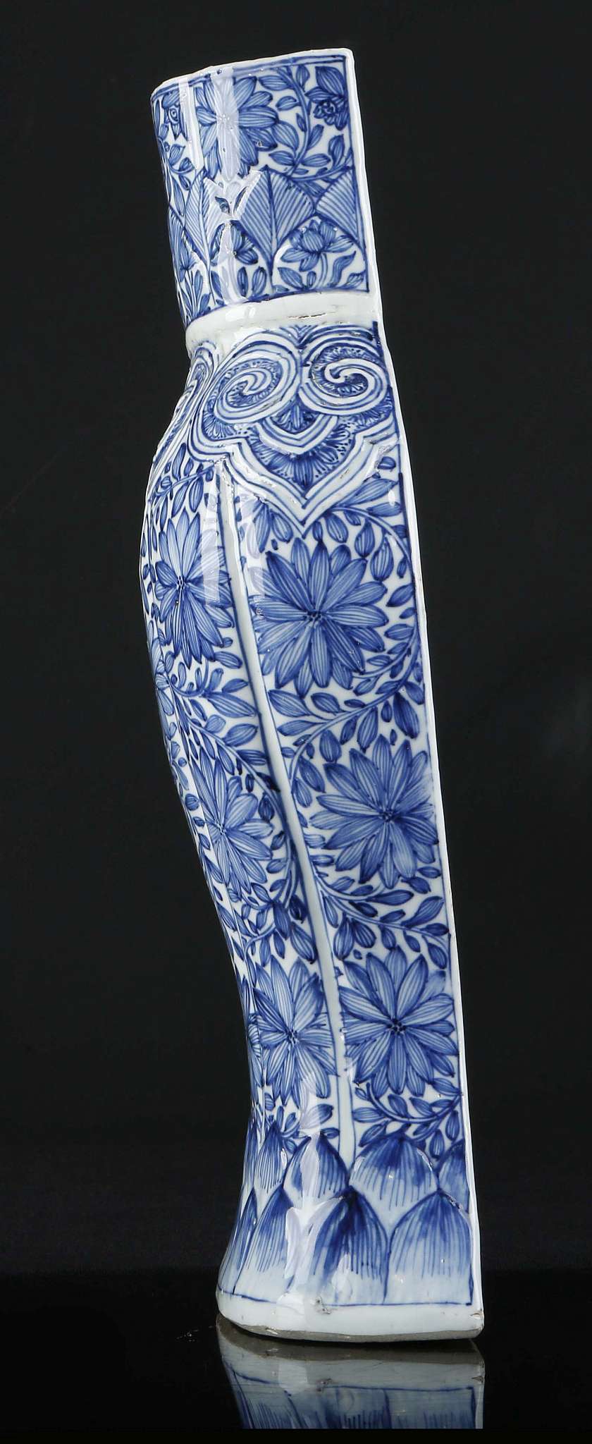 A CHINESE WALL VASE.Qing Dynasty, Kangxi era.Of - Image 2 of 6