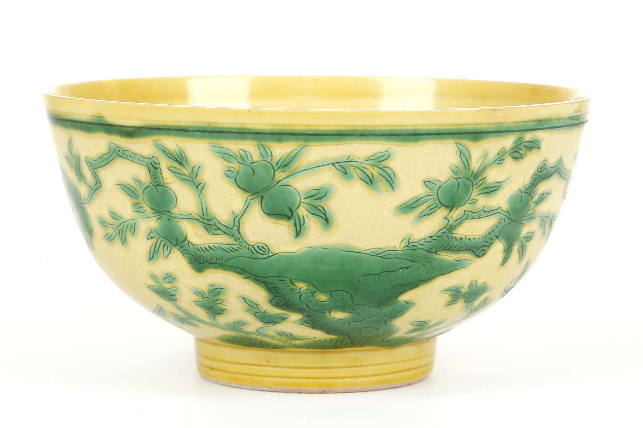 A CHINESE YELLOW AND GREEN BOWL.
Qing Dynasty, Kangxi mark and of the period.
With rounded sides