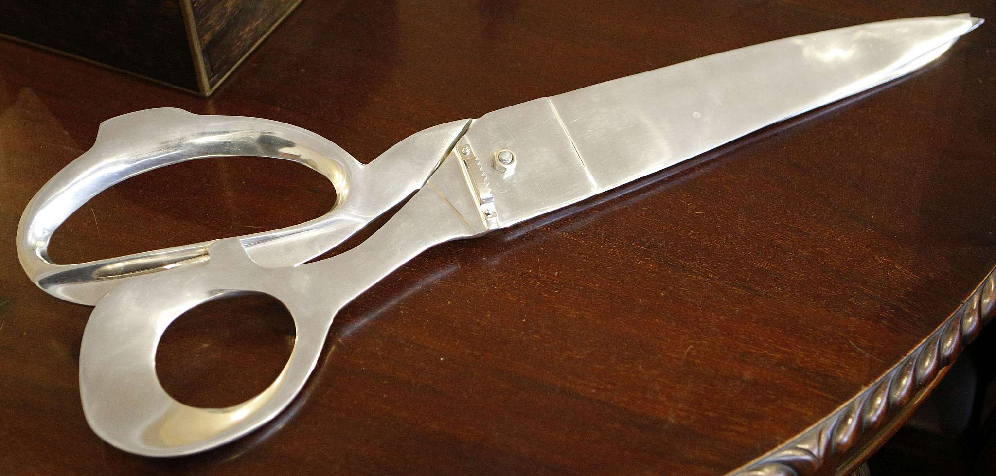 Novelty oversized scissors, chrome. 77cm long.