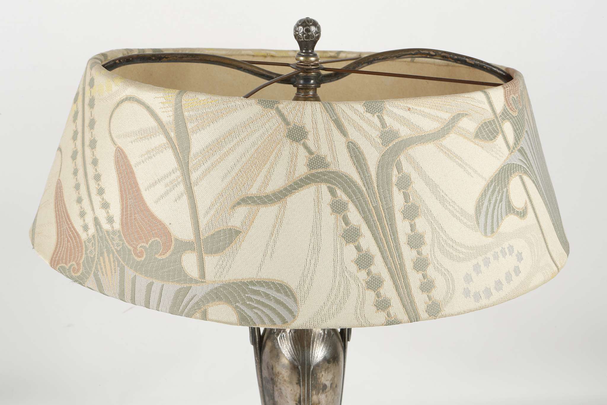 ATTRIBUTED TO OSIRIS, AN ART NOUVEAU PERIOD METAL TABLE LAMP, with embossed decoration, (46cm high) - Image 3 of 6