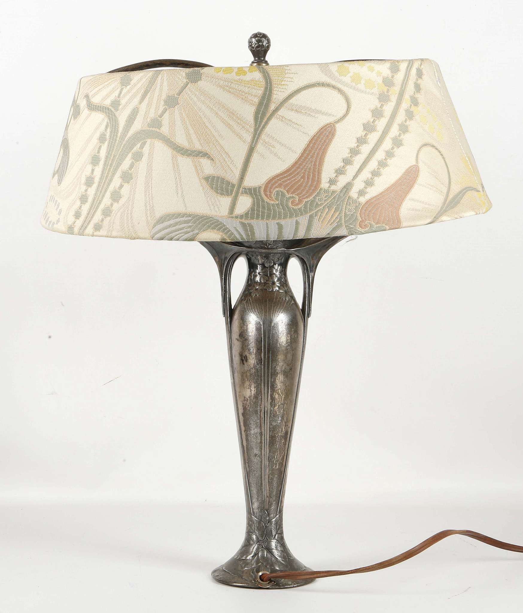 ATTRIBUTED TO OSIRIS, AN ART NOUVEAU PERIOD METAL TABLE LAMP, with embossed decoration, (46cm high) - Image 4 of 6