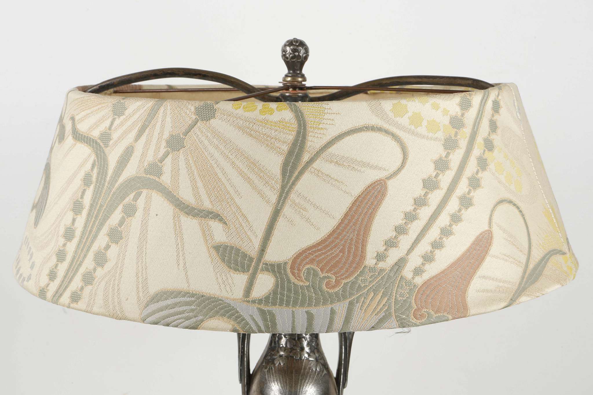 ATTRIBUTED TO OSIRIS, AN ART NOUVEAU PERIOD METAL TABLE LAMP, with embossed decoration, (46cm high) - Image 5 of 6
