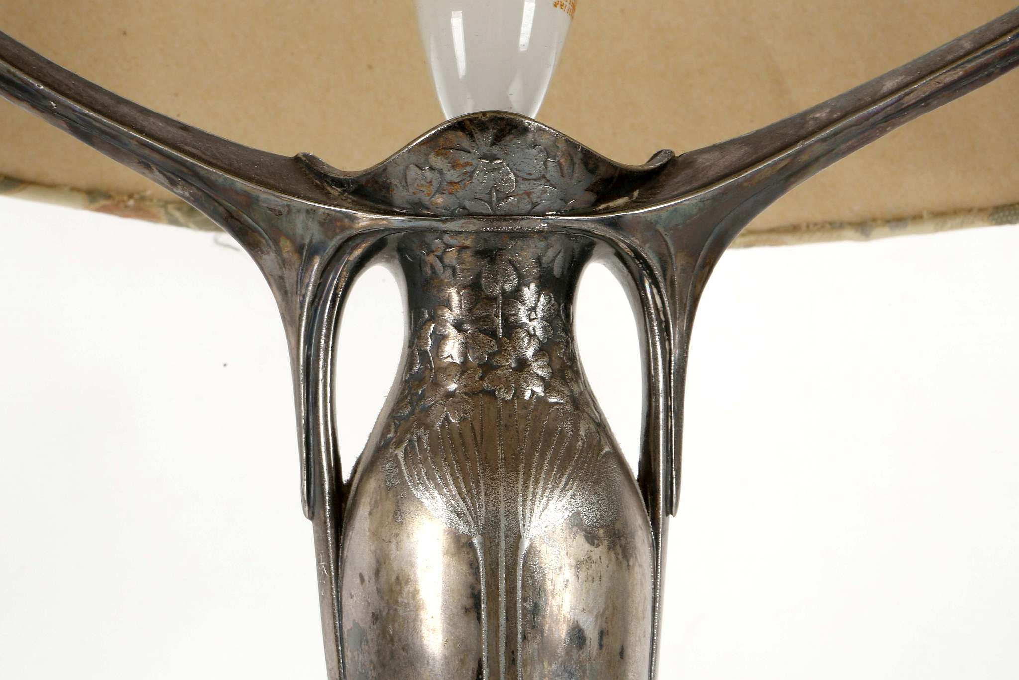 ATTRIBUTED TO OSIRIS, AN ART NOUVEAU PERIOD METAL TABLE LAMP, with embossed decoration, (46cm high) - Image 2 of 6