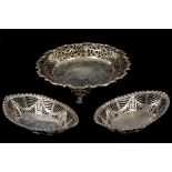 A Walker & Hall silver card / treat dish on tri paw feet, pierced acanthus and sun ray decoration,