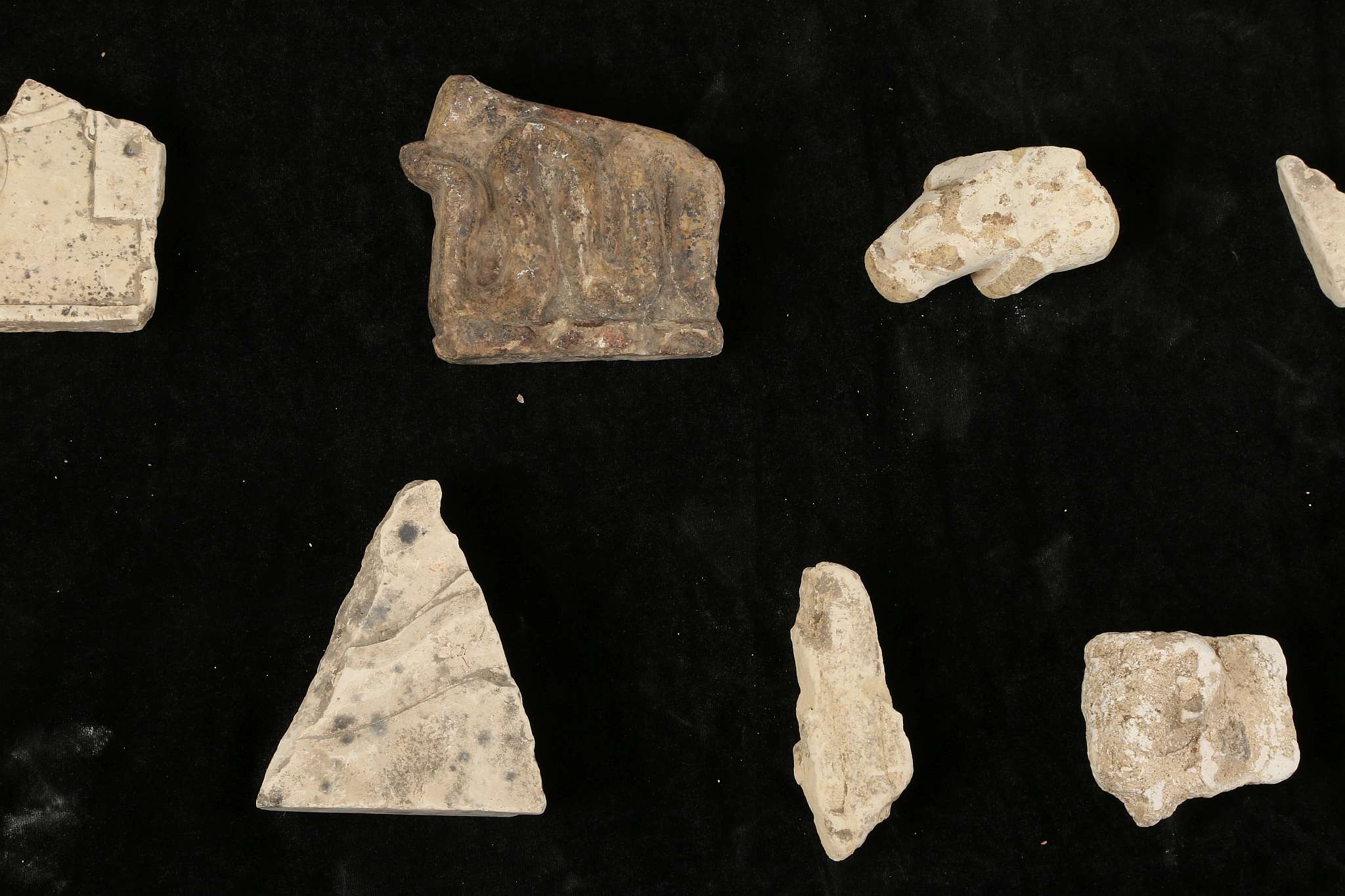 A GROUP OF EGYPTIAN LIMESTONE, SANDSTONE AND STUCCO FRAGMENTS Circa New Kingdom to Ptolemaic Period, - Image 4 of 6