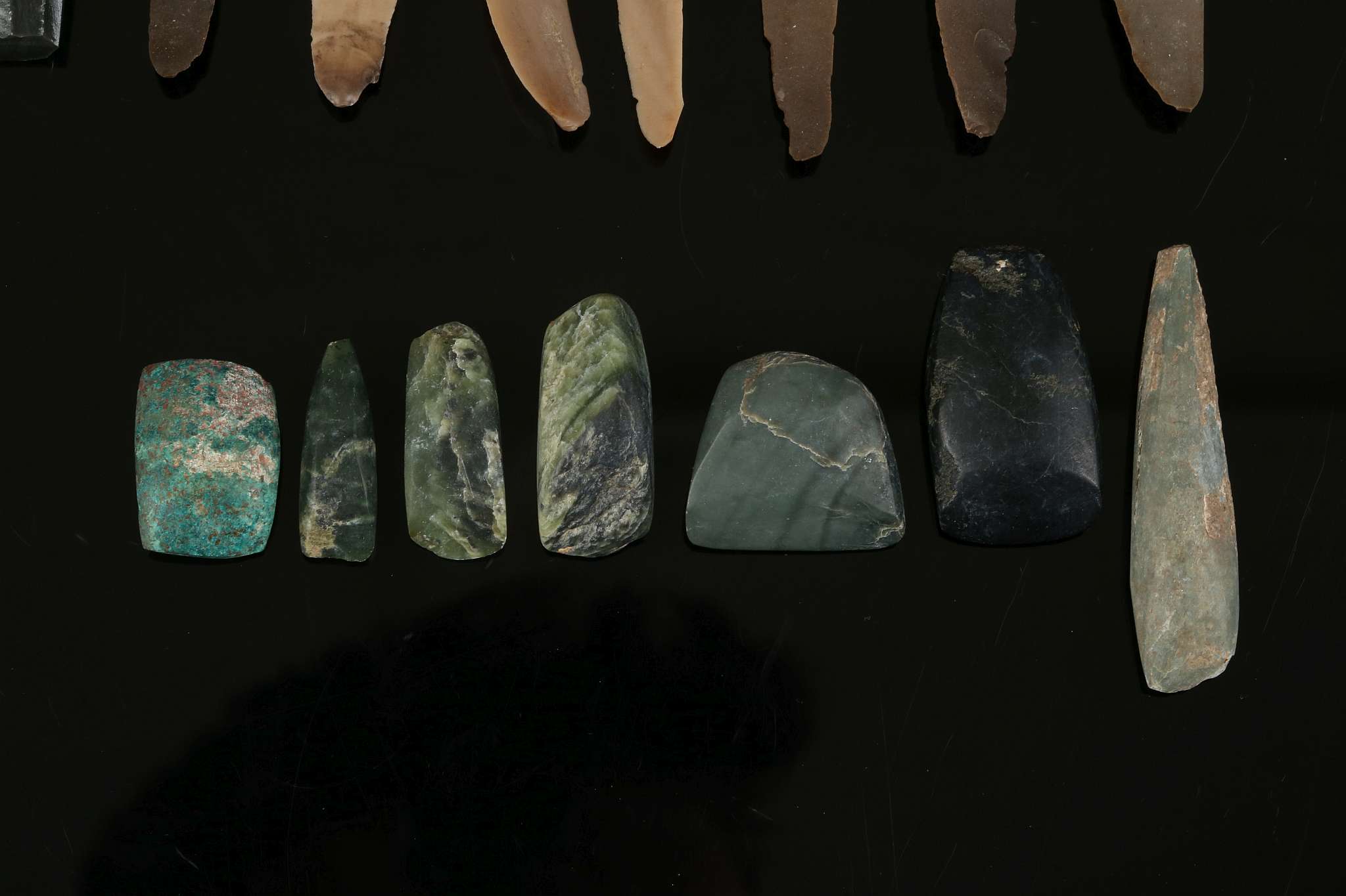 TWENTY EGYPTIAN STONE IMPLEMENTS Circa 4th Millennium B.C. Including nine flint blades, a flint - Image 3 of 3