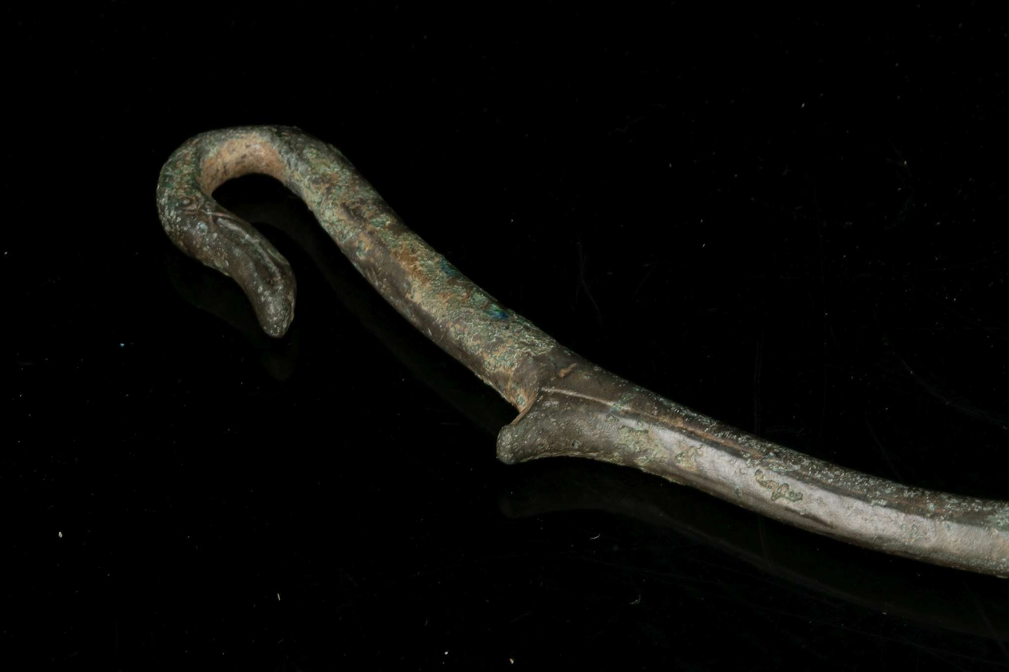 A ROMAN BRONZE VESSEL HANDLE Circa 2nd-3rd Century A.D. Of arching shape, the two hook terminals - Image 2 of 2