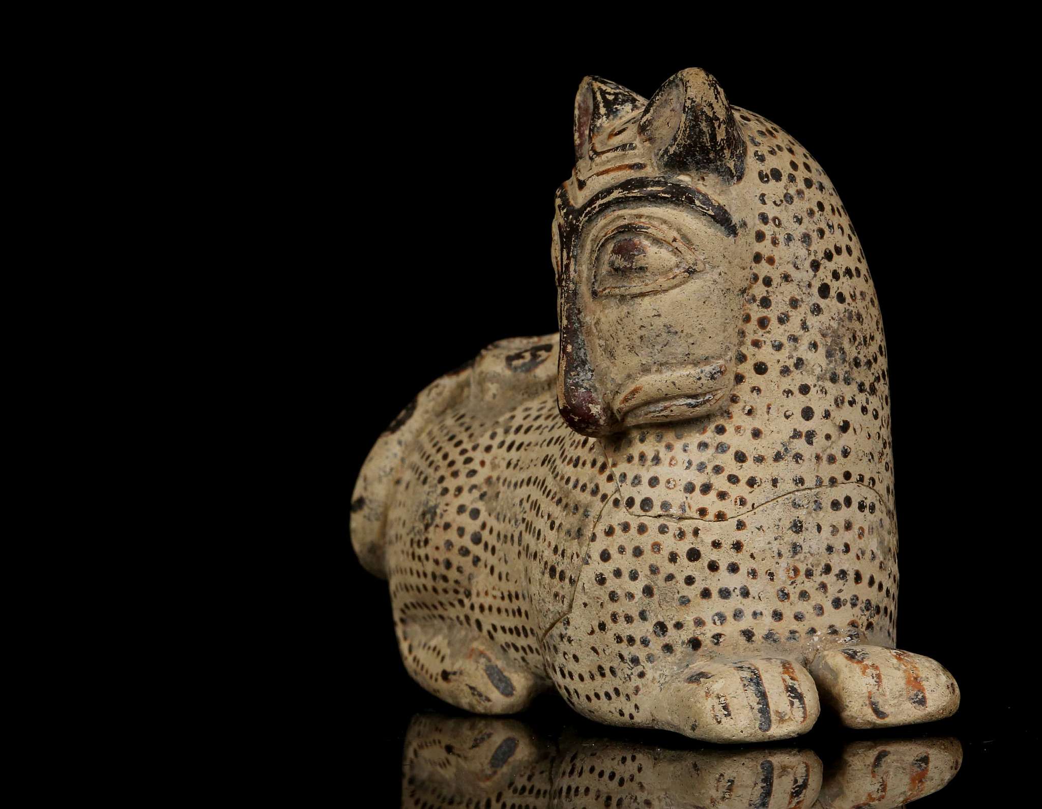 AN ITALO-CORINTHIAN STYLE POTTERY FIGURAL VESSEL In the shape of a crouching lion, the tail curled - Image 8 of 9