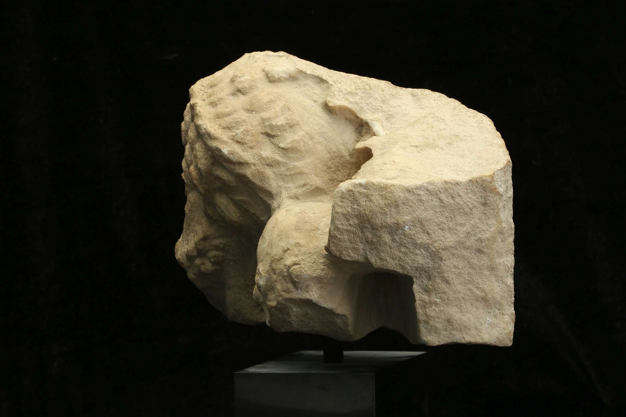 A ROMAN MARBLE SARCOPHAGUS FRAGMENT Circa early 3rd Century A.D. Depicting a male head with full - Image 3 of 3