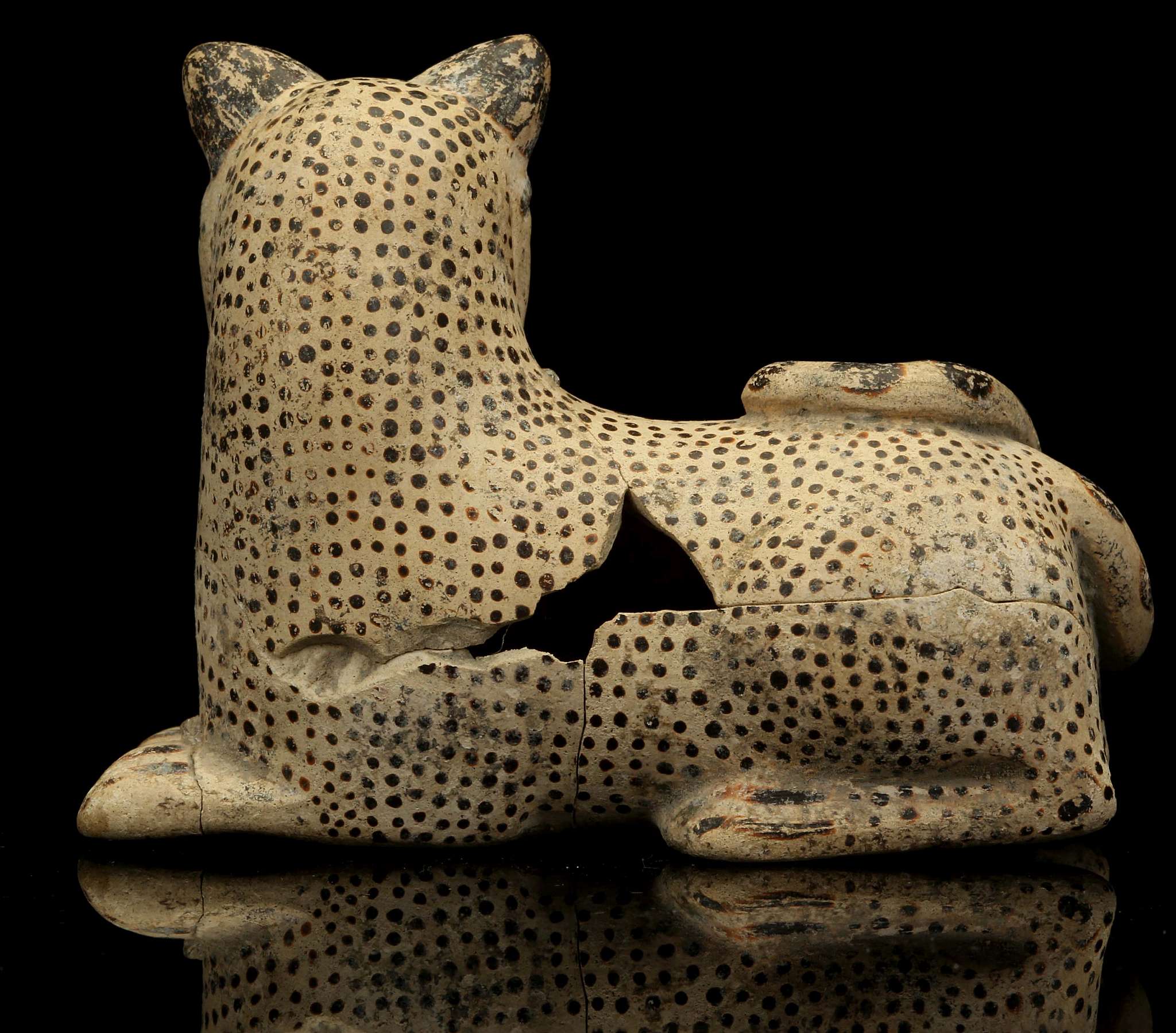 AN ITALO-CORINTHIAN STYLE POTTERY FIGURAL VESSEL In the shape of a crouching lion, the tail curled - Image 3 of 9