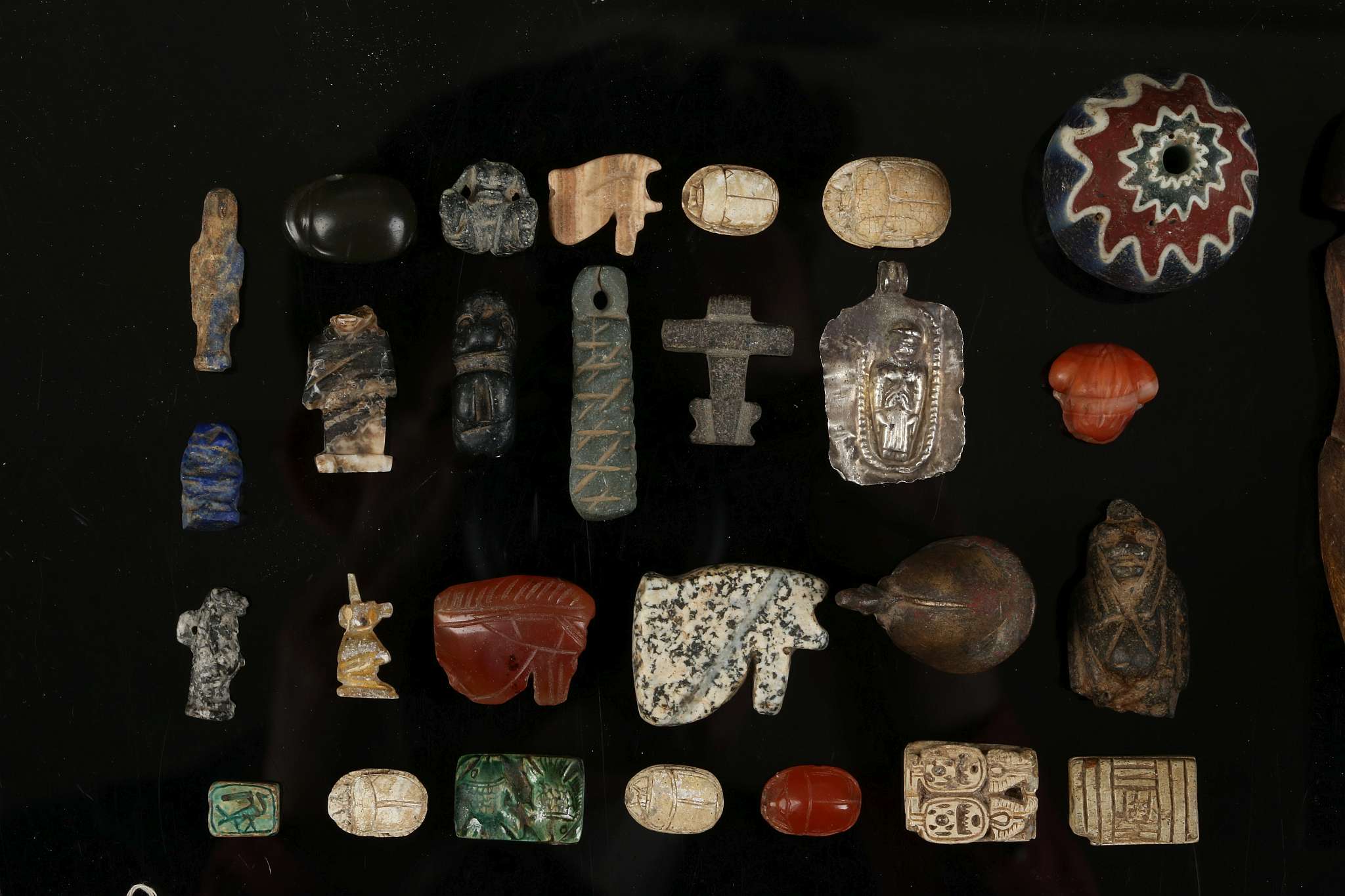 A GROUP OF EGYPTIAN HARDSTONE AND BRONZE AMULETS AND FRAGMENTS Second Intermediate Period to - Image 2 of 2