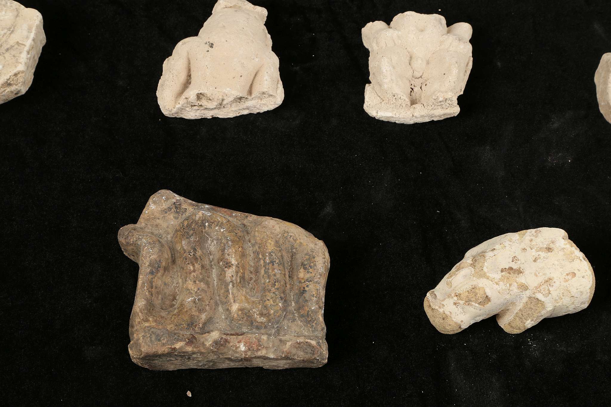 A GROUP OF EGYPTIAN LIMESTONE, SANDSTONE AND STUCCO FRAGMENTS Circa New Kingdom to Ptolemaic Period, - Image 6 of 6