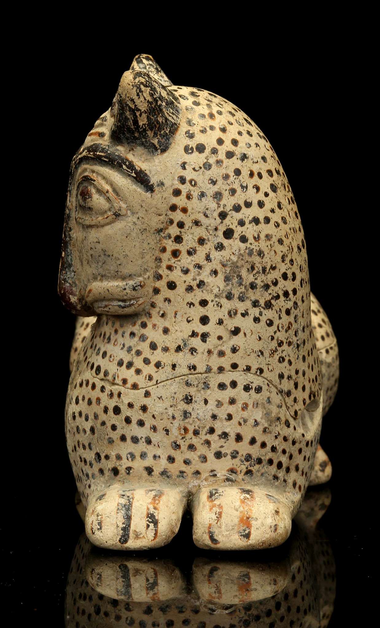 AN ITALO-CORINTHIAN STYLE POTTERY FIGURAL VESSEL In the shape of a crouching lion, the tail curled - Image 4 of 9