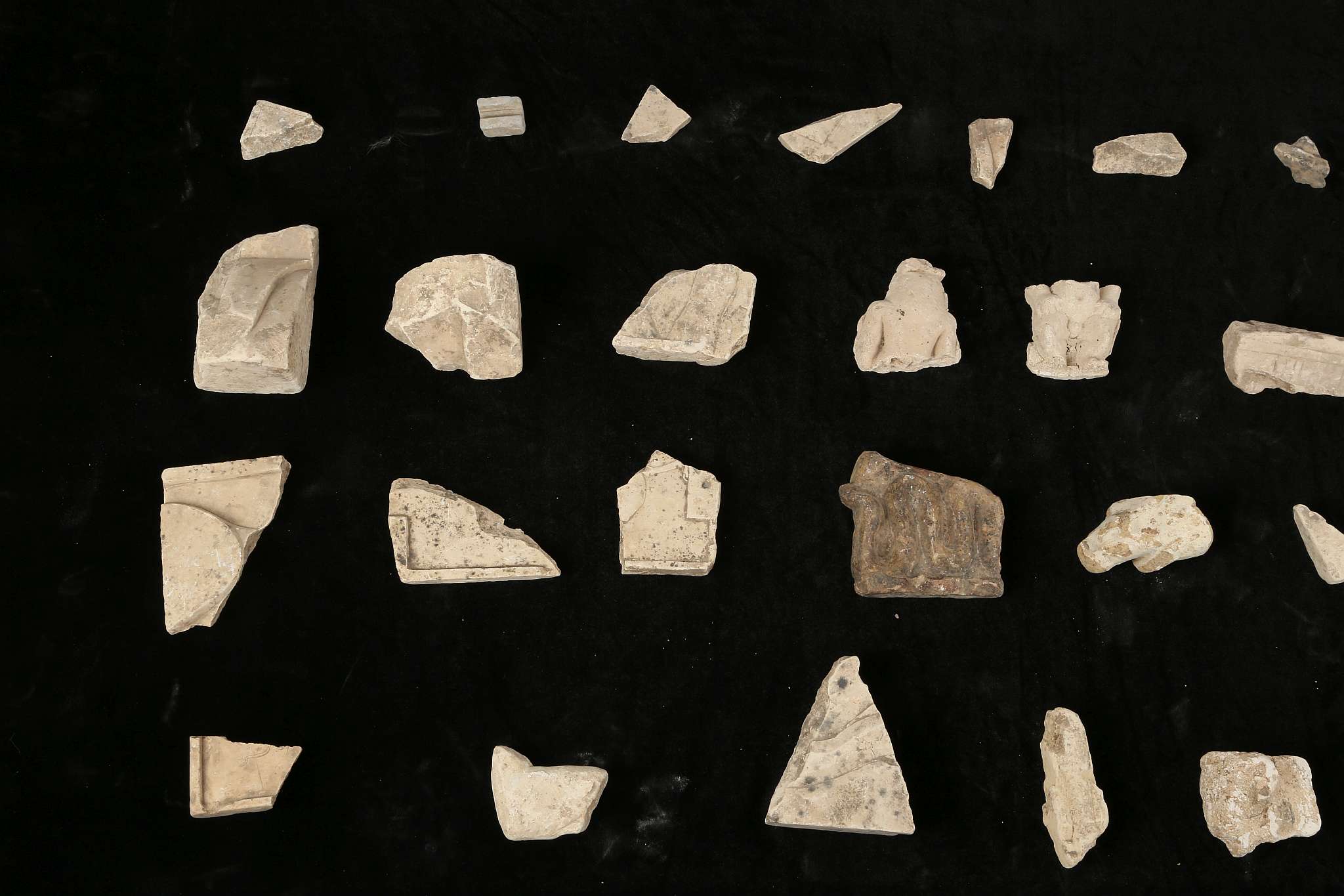 A GROUP OF EGYPTIAN LIMESTONE, SANDSTONE AND STUCCO FRAGMENTS Circa New Kingdom to Ptolemaic Period, - Image 5 of 6