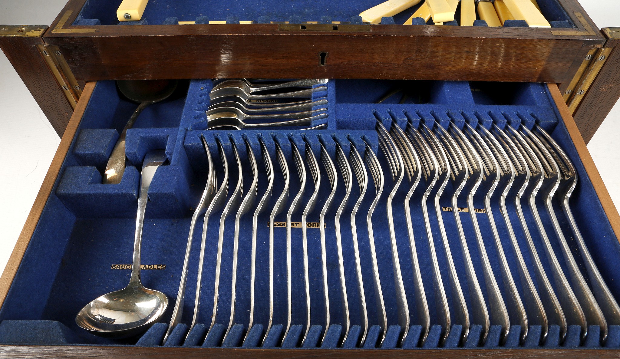 An oak cased Edwardian canteen of cutlery, the kni - Image 3 of 4