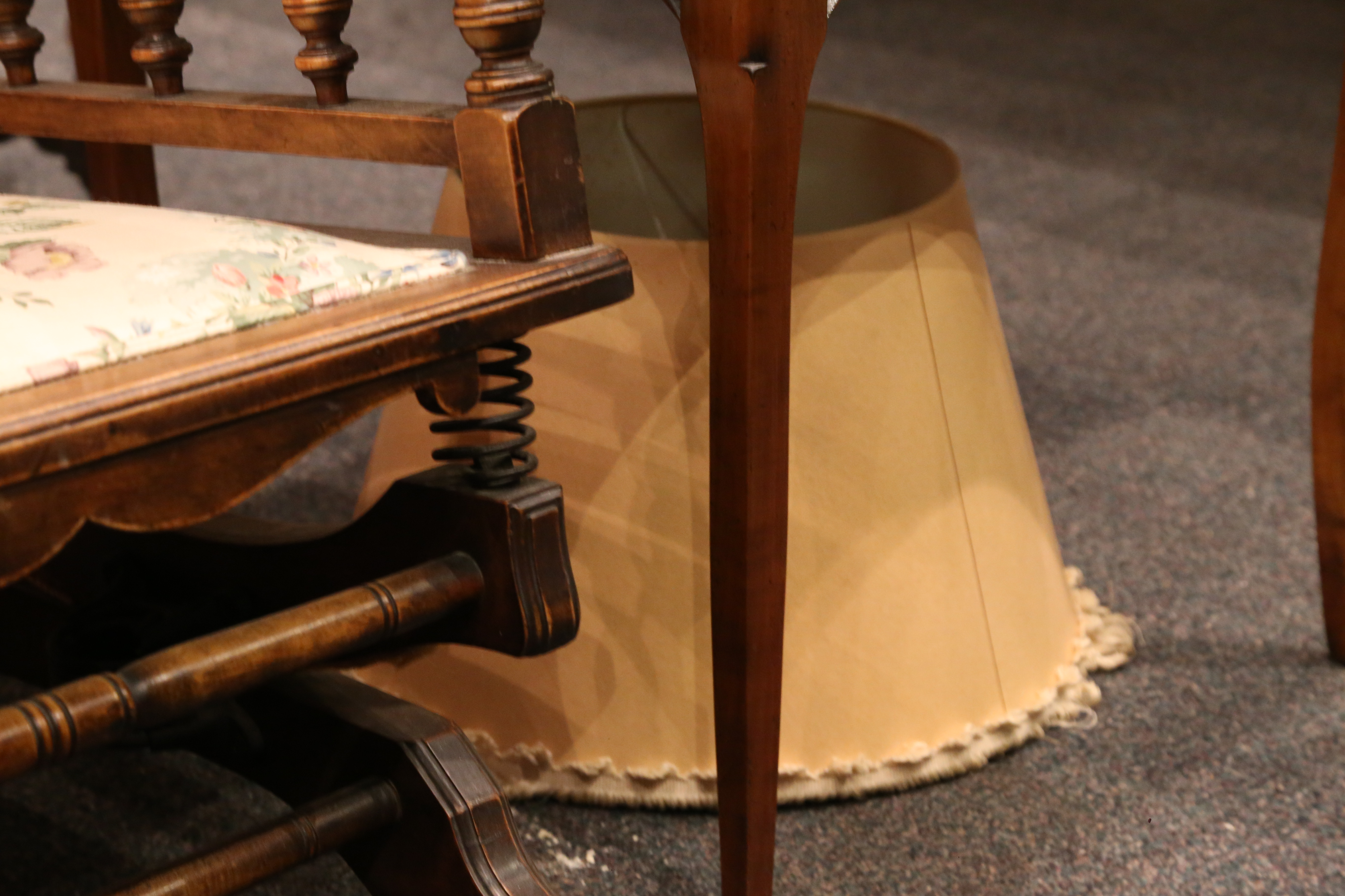 A pair of table lamps, brass leaf decorated capita - Image 5 of 5