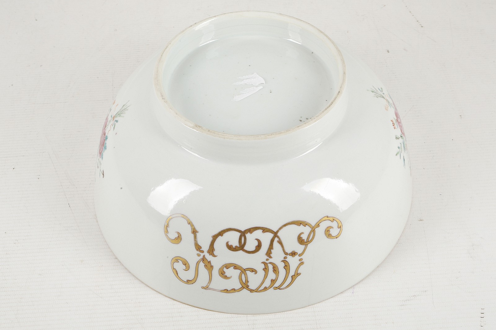 A Chinese Qing dynasty porcelain punch bowl decora - Image 4 of 4