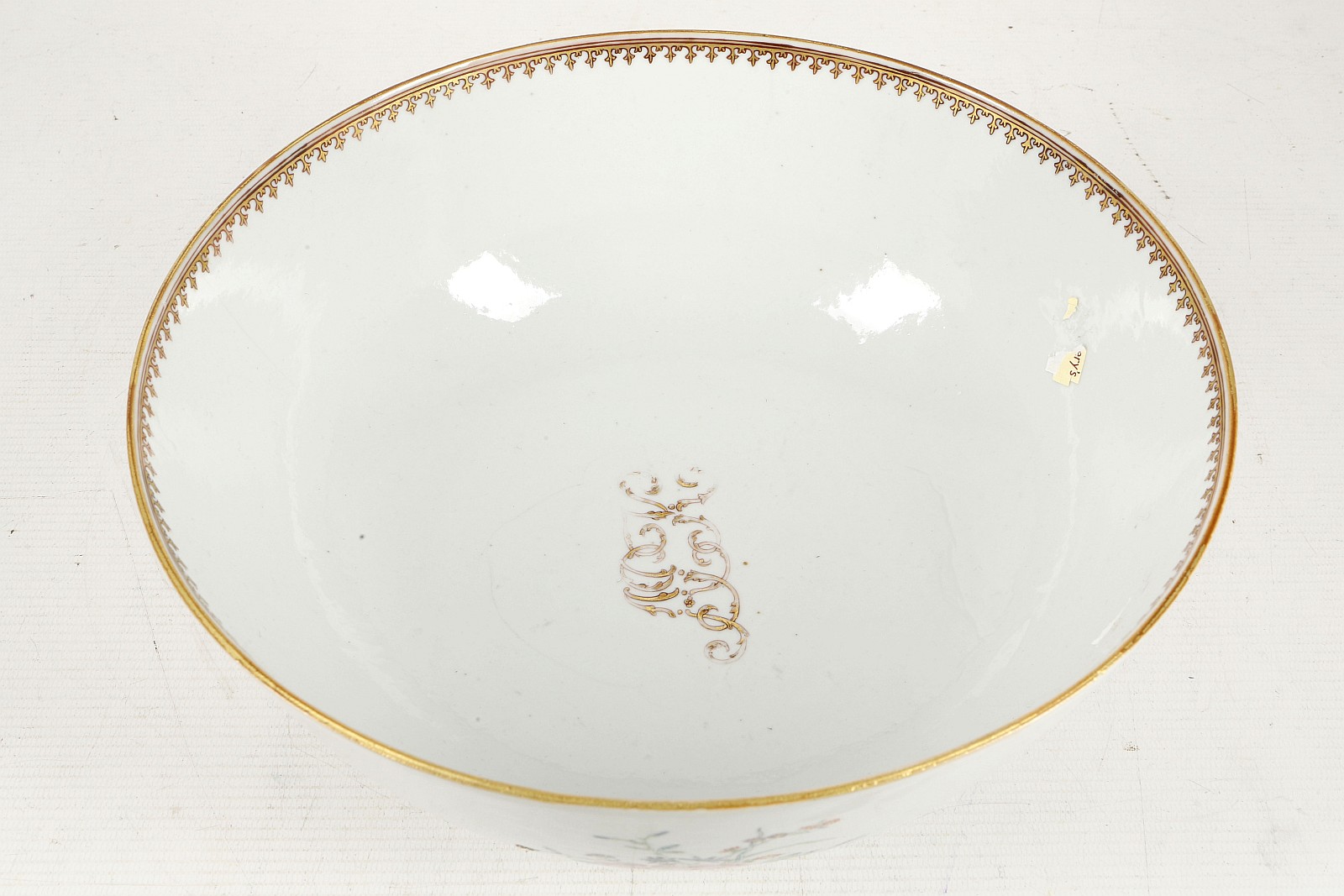 A Chinese Qing dynasty porcelain punch bowl decora - Image 3 of 4
