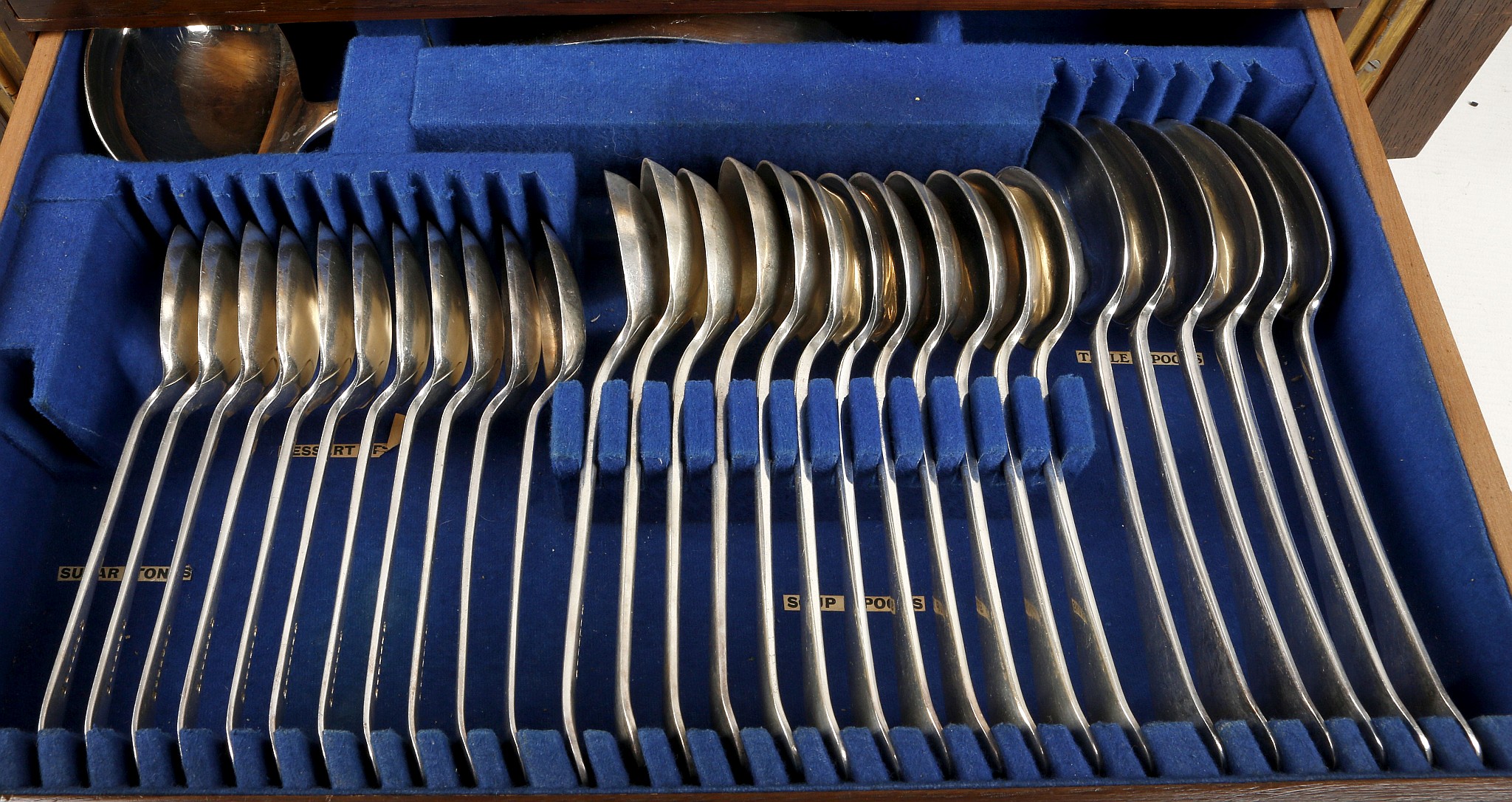 An oak cased Edwardian canteen of cutlery, the kni - Image 4 of 4