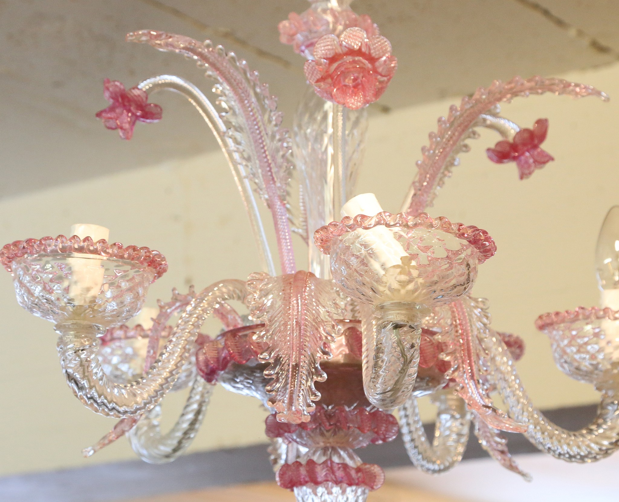 A MID 20th CENTURY VENETIAN MURANO CHANDELIER,  clear glass with pink flower heads and border - Image 2 of 2