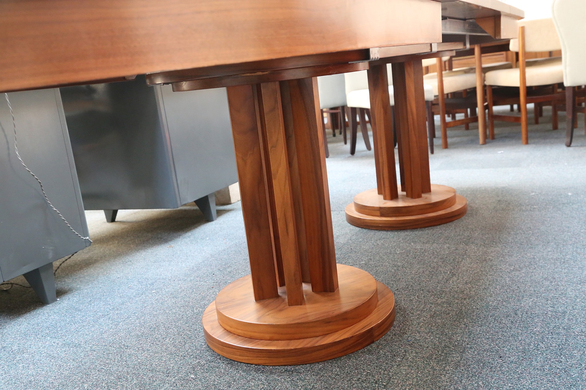 A modern Van Breda, legacy waterfall extending dining table in walnut (200 x 90cm + 2 x leaves: - Image 3 of 3