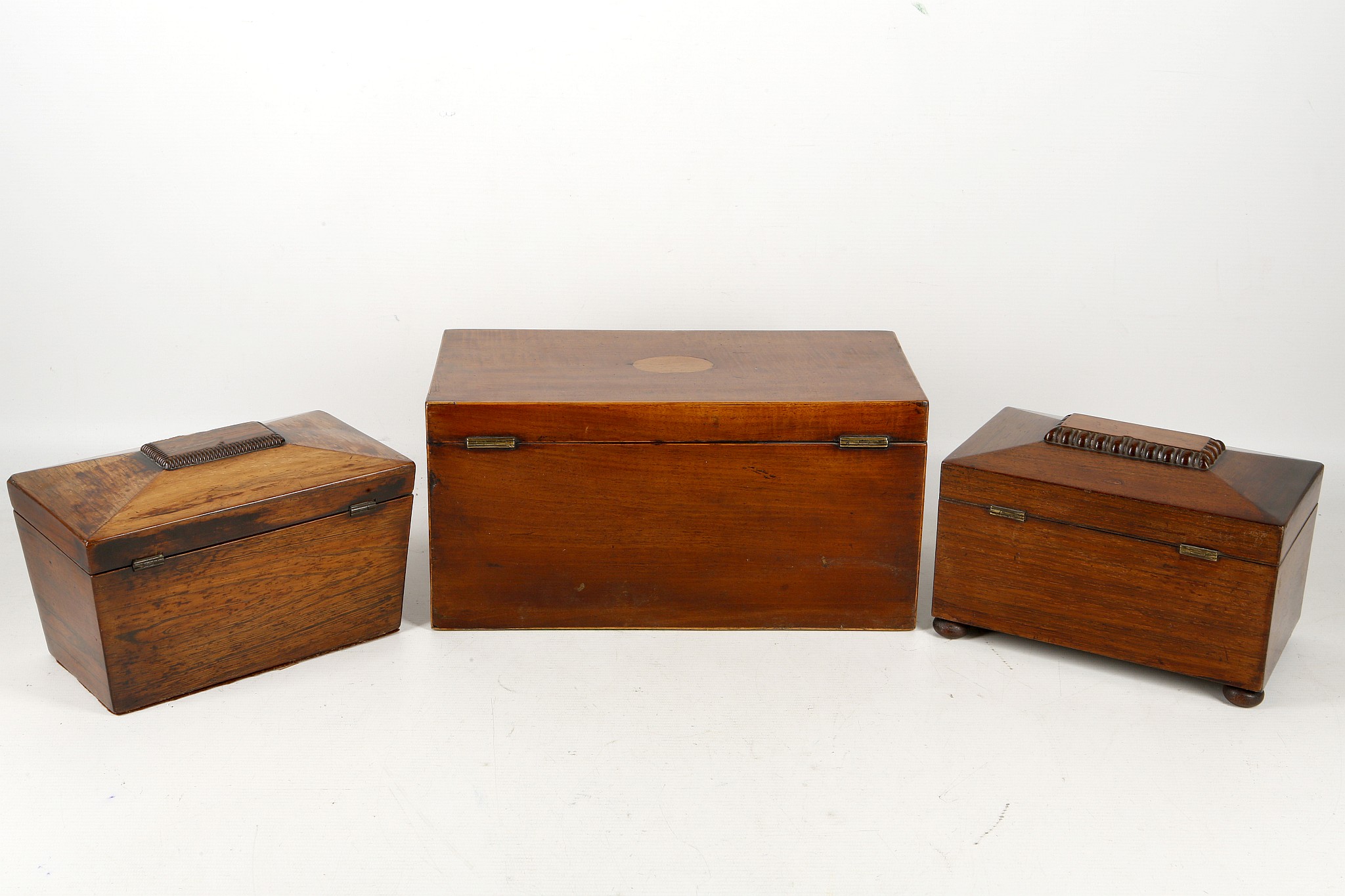 A Georgian mahogany tea caddy, having 2 drop in caddy units with oval lids and a central mixing - Image 3 of 3